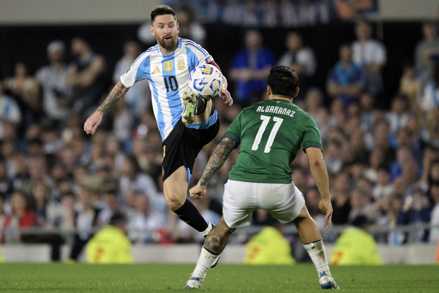 El delantero argentino Lionel Messi y el delantero boliviano Carmelo Algarañaz luchan por el balón durante el partido de fútbol de las eliminatorias sudamericanas para la Copa Mundial de la FIFA 2026 entre Argentina y Bolivia. Foto: AFP