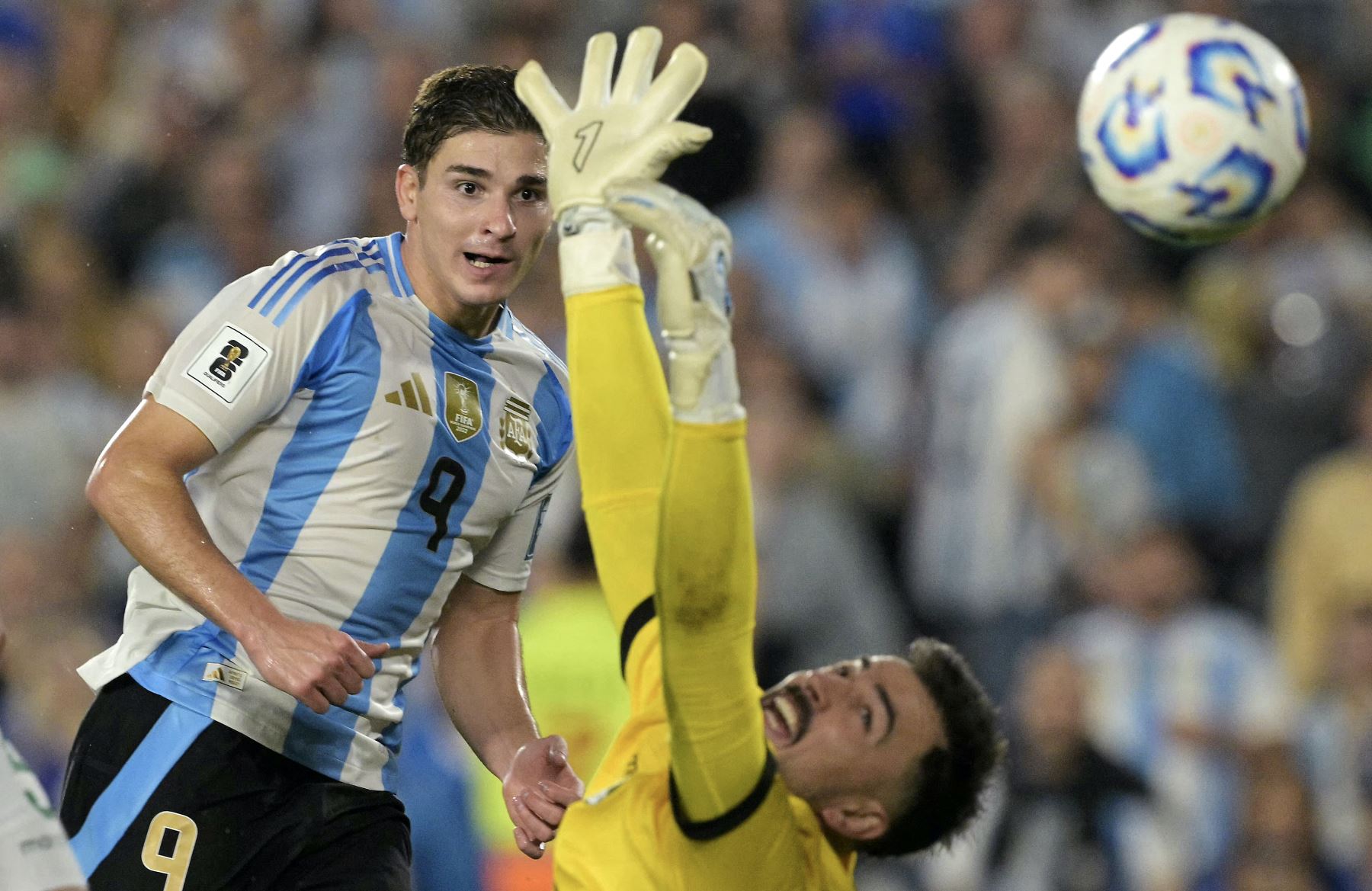 El delantero argentino  Julián Álvarez dispara para anotar durante el partido de fútbol de las eliminatorias sudamericanas para la Copa Mundial de la FIFA 2026 entre Argentina y Bolivia. AFP