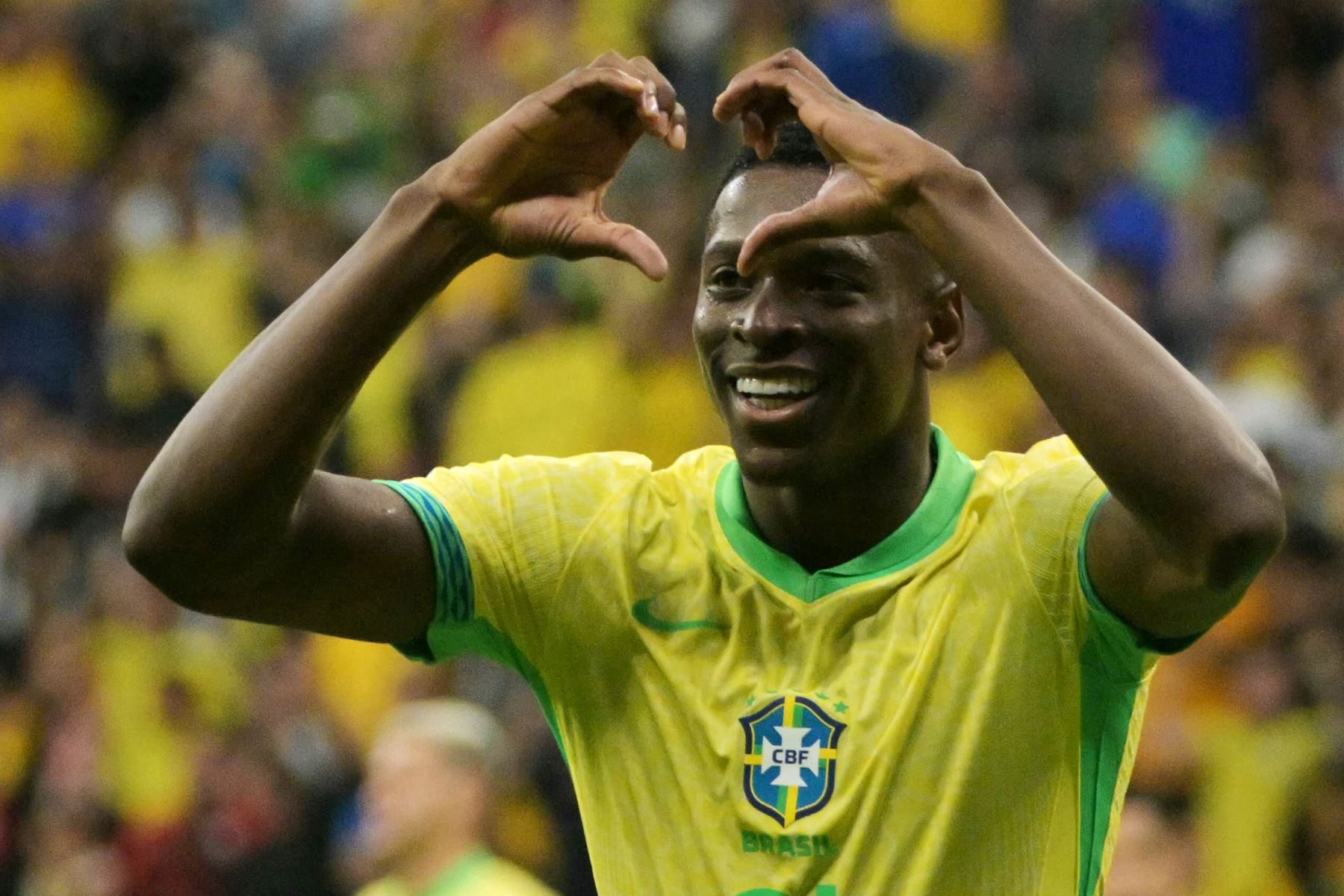 El delantero brasileño  Luiz Henrique celebra tras anotar durante el partido de fútbol de las eliminatorias sudamericanas para la Copa Mundial de la FIFA 2026 entre Brasil y Perú. AFP