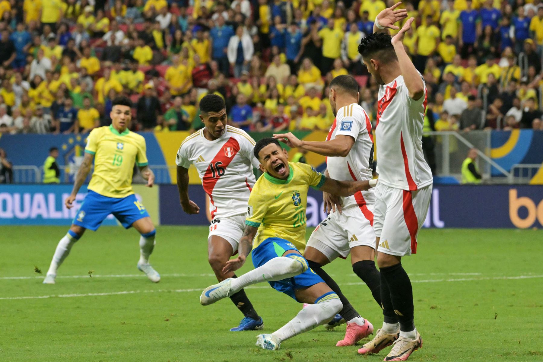 El defensor de Perú Alexander Callens comete una falta sobre el delantero de Brasil  Savinho dando paso a un penal durante el partido de fútbol de las eliminatorias sudamericanas para la Copa Mundial de la FIFA 2026 entre Brasil y Perú. AFP