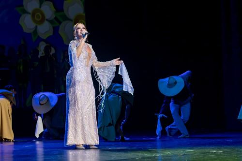 Fabiola de la Cuba y 400 artistas juntos en "El Altar del Sol".