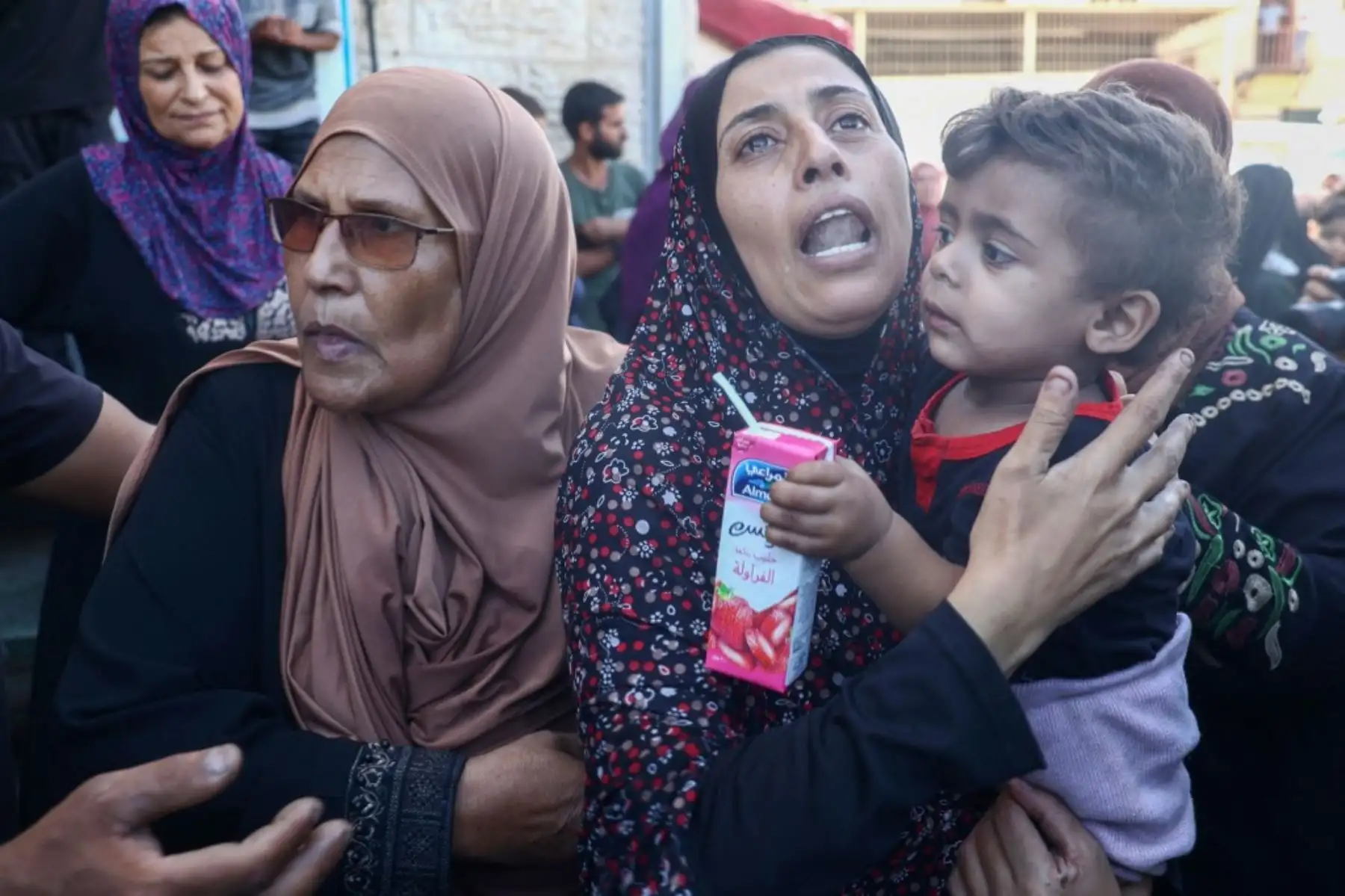 Una mujer palestina llora a sus familiares muertos en un ataque israelí contra el campo de refugiados de Al-Bureij, durante su funeral en el hospital de los Mártires de Al-Aqsa en Deir al-Balah, en el centro de la Franja de Gaza. Foto: AFP