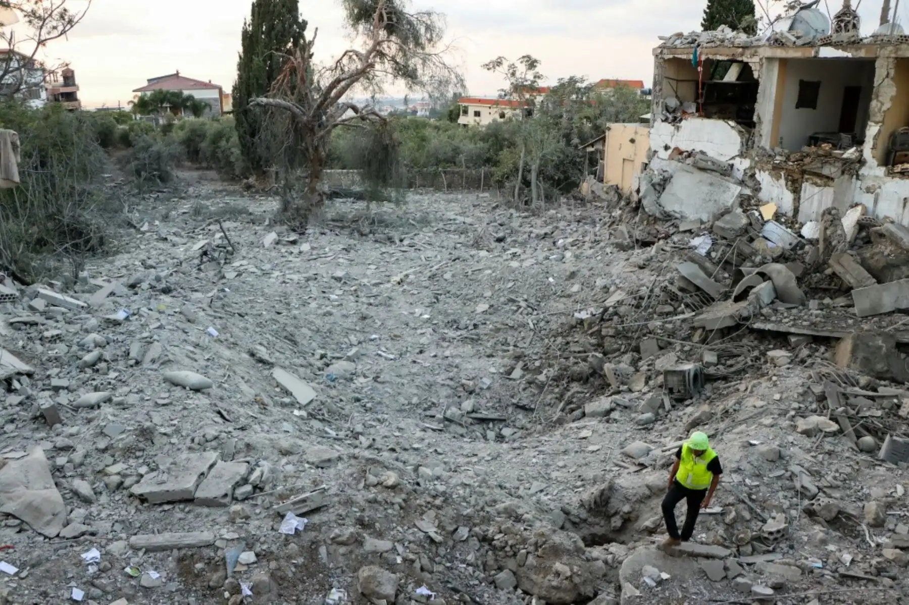 Un rescatista se encuentra entre los escombros de un edificio destruido en un ataque aéreo israelí que tuvo como objetivo la aldea de Hanouiyeh, en el sur del Líbano, en medio de la guerra continua entre Israel y Hezbolá. Foto: AFP