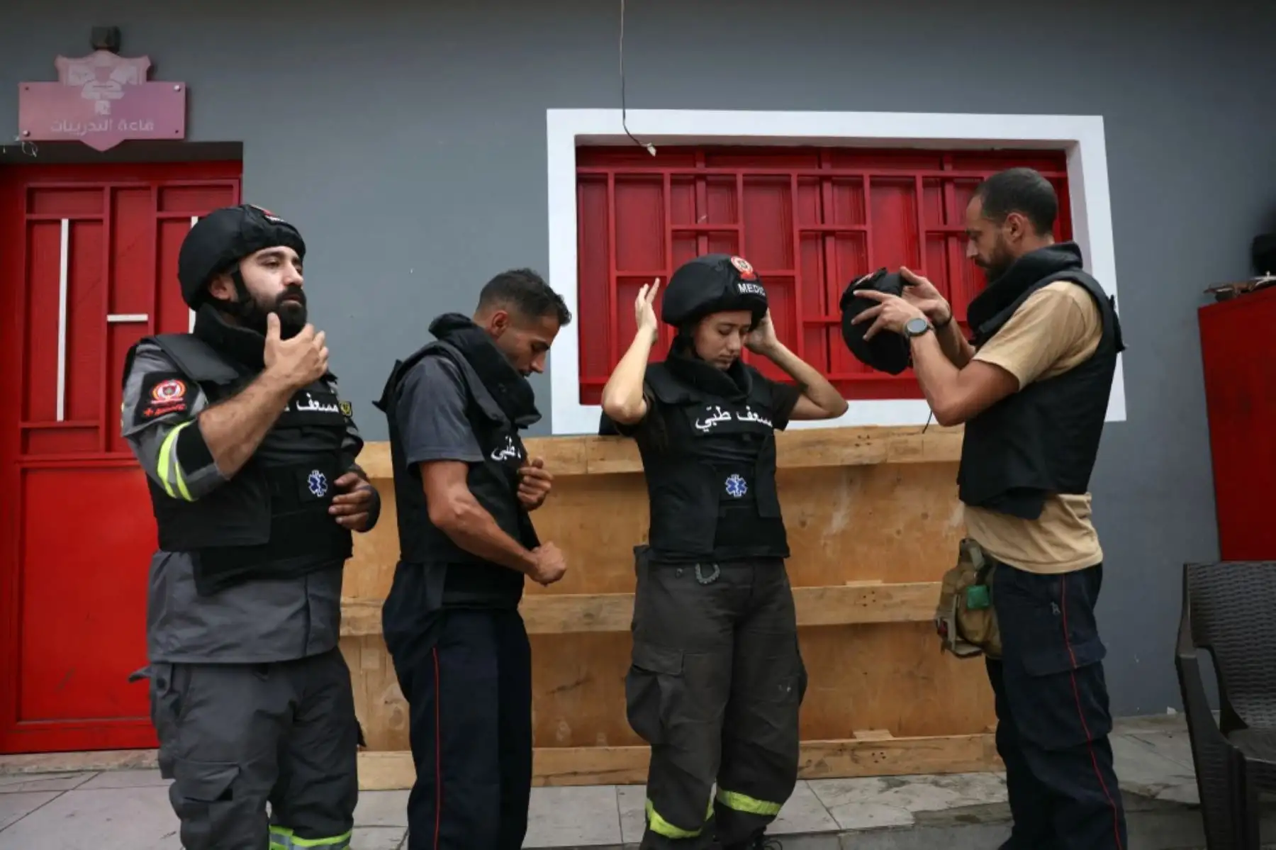 Miembros de la Defensa Civil del Líbano se preparan antes de responder a una emergencia en su estación en el barrio de Cola de Beirut el 13 de octubre de 2024. Foto: AFP