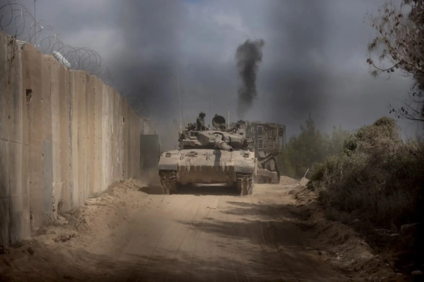 Tanque de batalla israelí ingresa al Líbano desde el norte de Israel en el punto fronterizo de Naqoura, en el sur del Líbano. Foto: AFP
