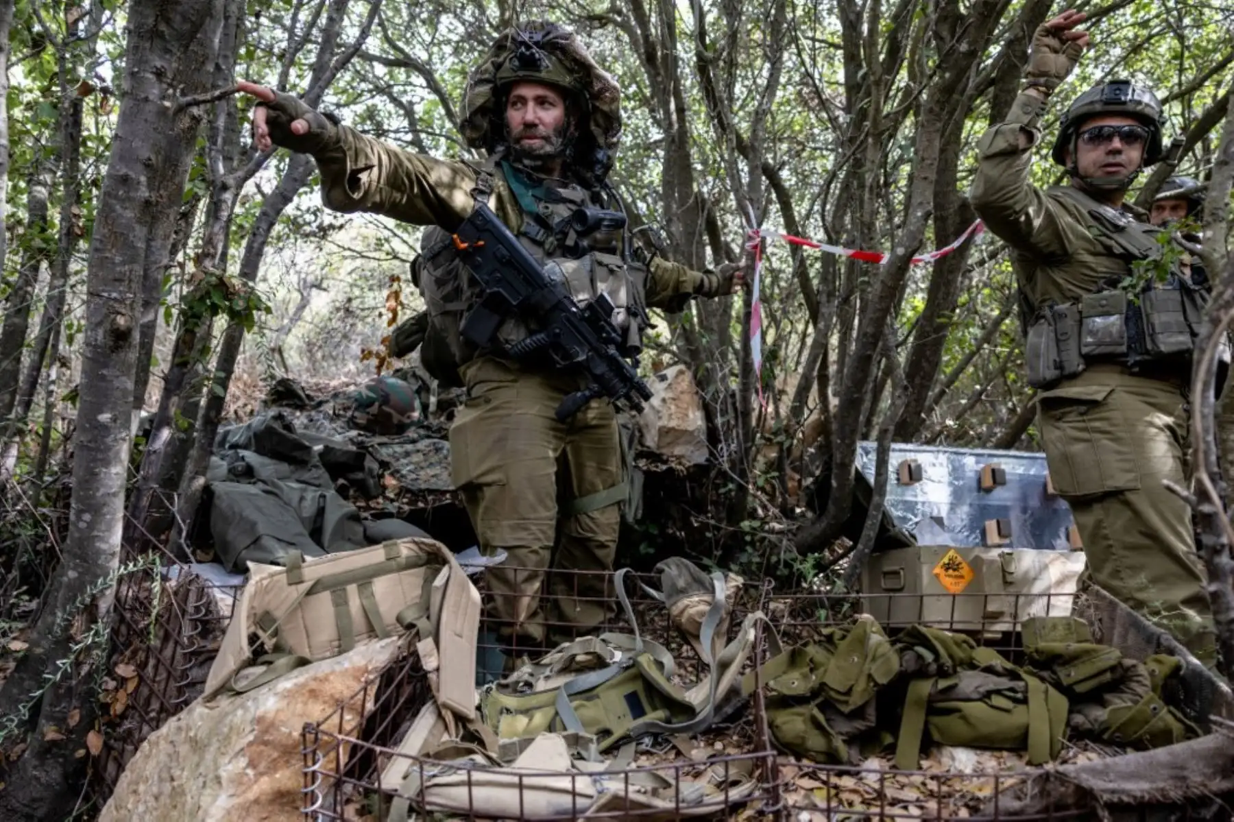Tropas israelíes reunidas en un puesto abandonado de Hezbollah, durante un ataque controlado y organizado por el ejército israelí en la región de Naqoura, en el sur del Líbano, cerca de la frontera con Israel. Foto: AFP