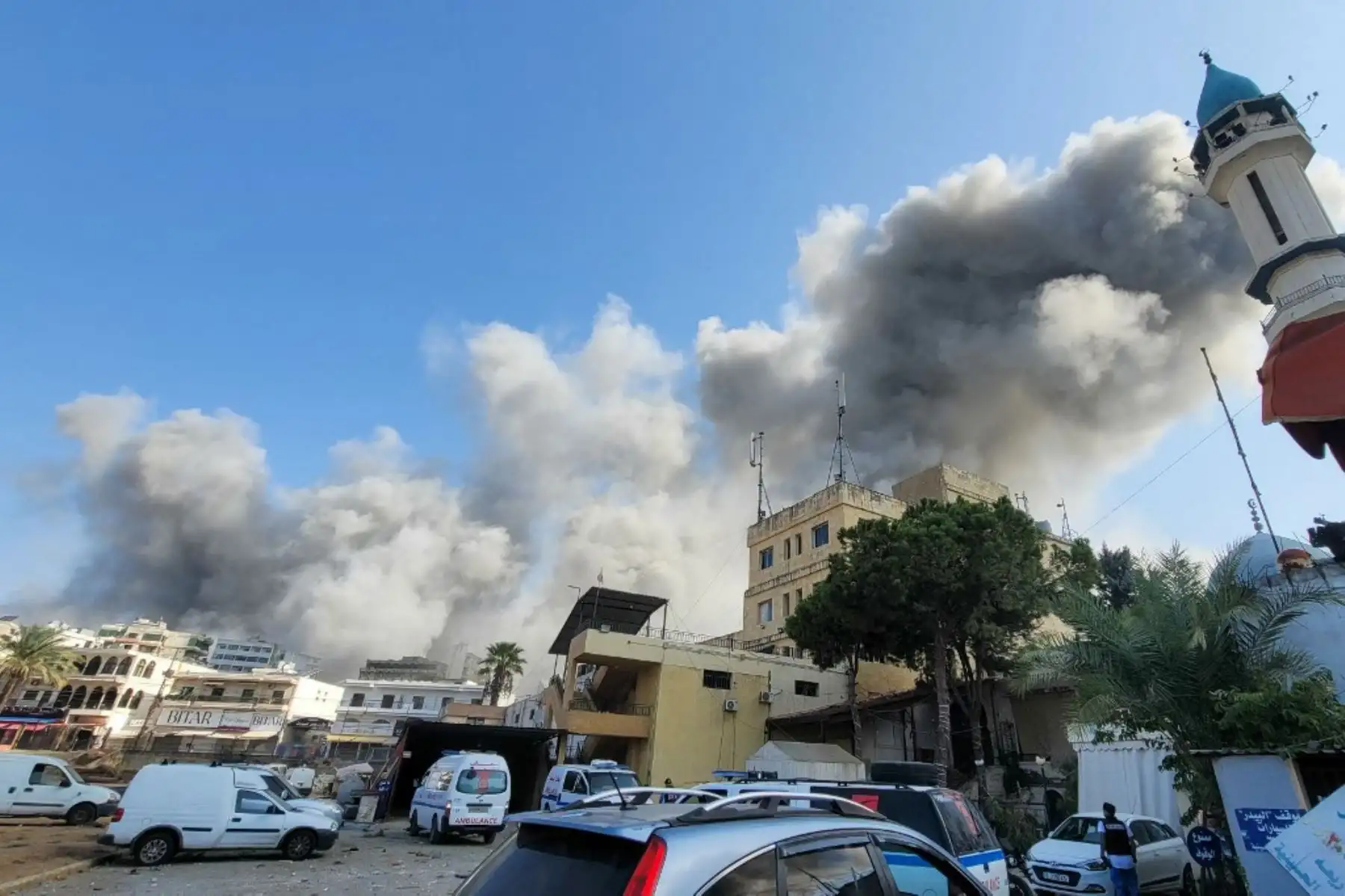El humo se eleva durante los ataques aéreos israelíes en la ciudad de Nabatiyeh, en el sur del Líbano, el 16 de octubre de 2024. Foto: AFP