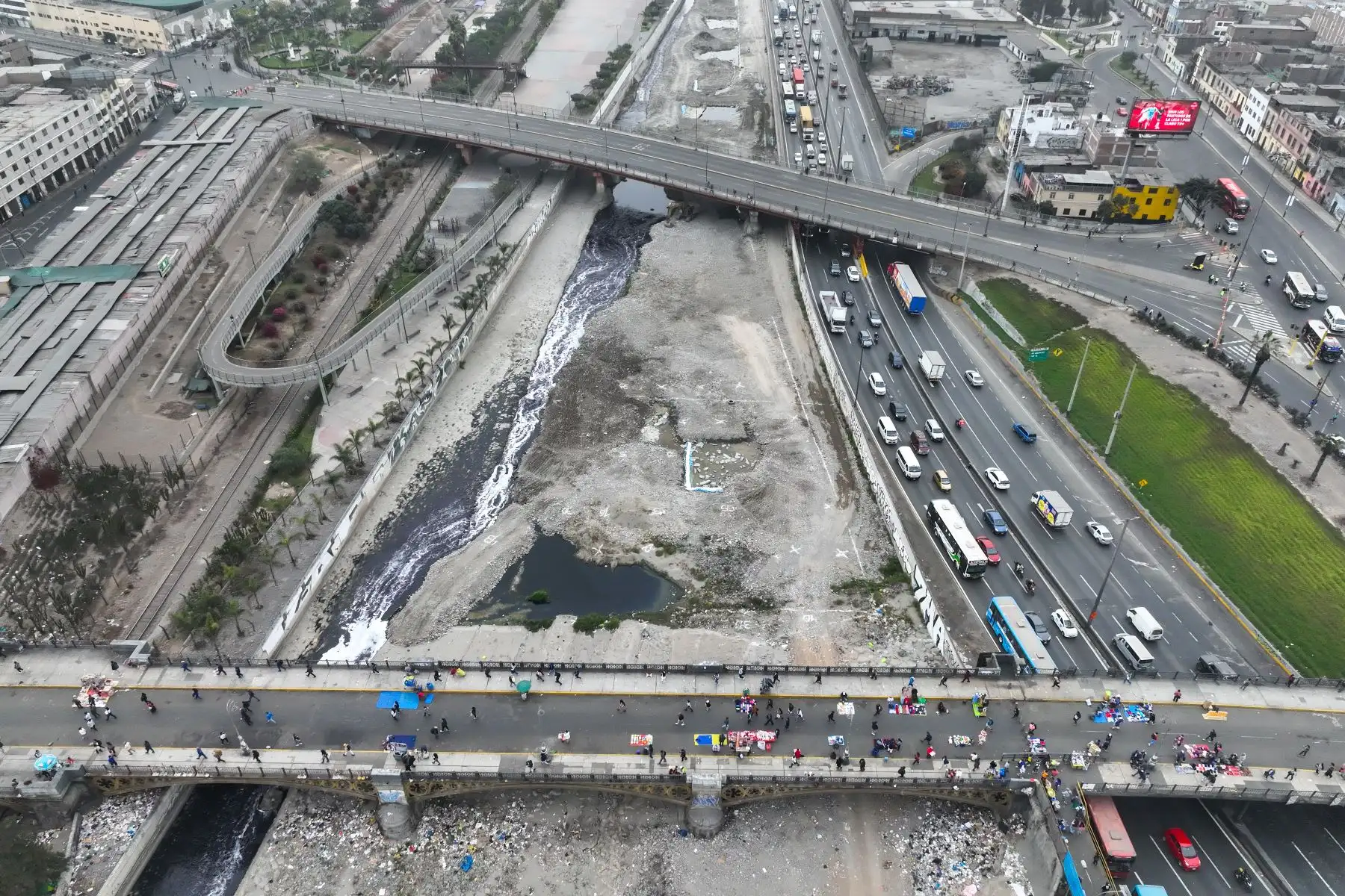 Emape ha decidido cerrar de manera total el tránsito vehicular en el puente Ricardo Palma, que interconecta el Centro de Lima con el distrito del Rímac, debido a que sus estructuras se encuentran en riesgo de colapso inminente.

Foto: ANDINA/Juan Carlos Guzmán Negrini