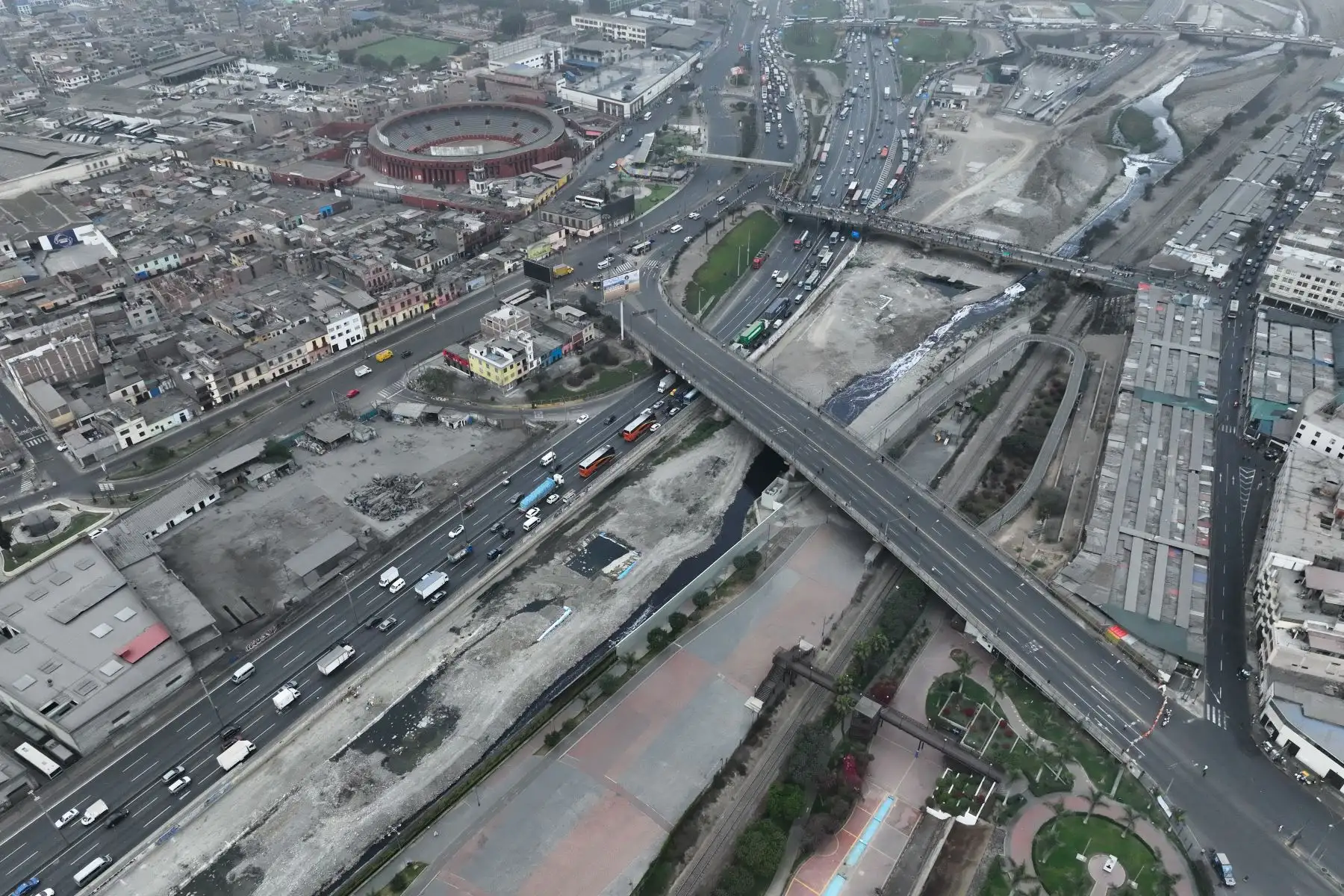 Emape ha decidido cerrar de manera total el tránsito vehicular en el puente Ricardo Palma, que interconecta el Centro de Lima con el distrito del Rímac, debido a que sus estructuras se encuentran en riesgo de colapso inminente.

Foto: ANDINA/Juan Carlos Guzmán Negrini
