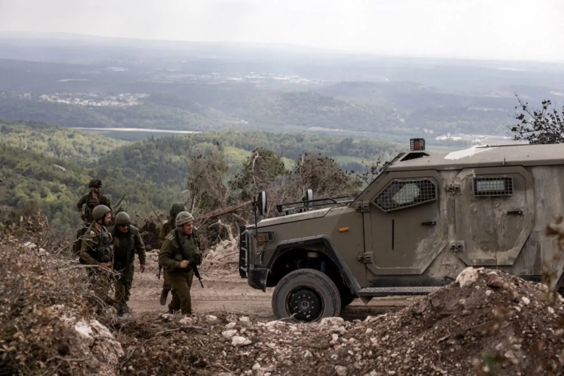 Ataque controlado y organizado por el ejército israelí muestra a tropas israelíes patrullando en la región de Naqoura, en el sur del Líbano, cerca de la frontera. Foto: AFP