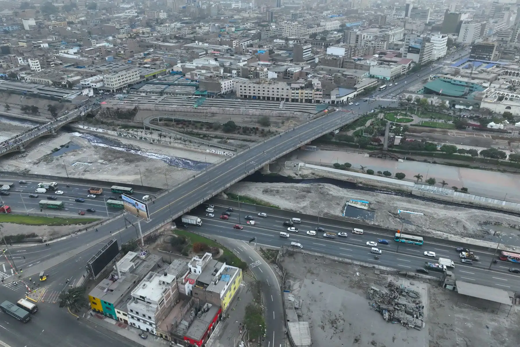 Emape ha decidido cerrar de manera total el tránsito vehicular en el puente Ricardo Palma, que interconecta el Centro de Lima con el distrito del Rímac, debido a que sus estructuras se encuentran en riesgo de colapso inminente.

Foto: ANDINA/Juan Carlos Guzmán Negrini