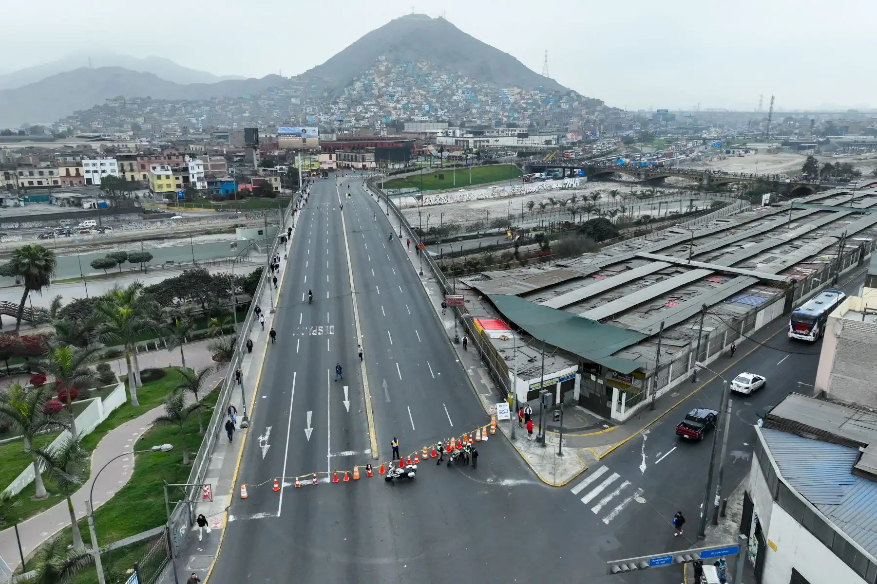 Emape ha decidido cerrar de manera total el tránsito vehicular en el puente Ricardo Palma, que interconecta el Centro de Lima con el distrito del Rímac, debido a que sus estructuras se encuentran en riesgo de colapso inminente.

Foto: ANDINA/Juan Carlos Guzmán Negrini