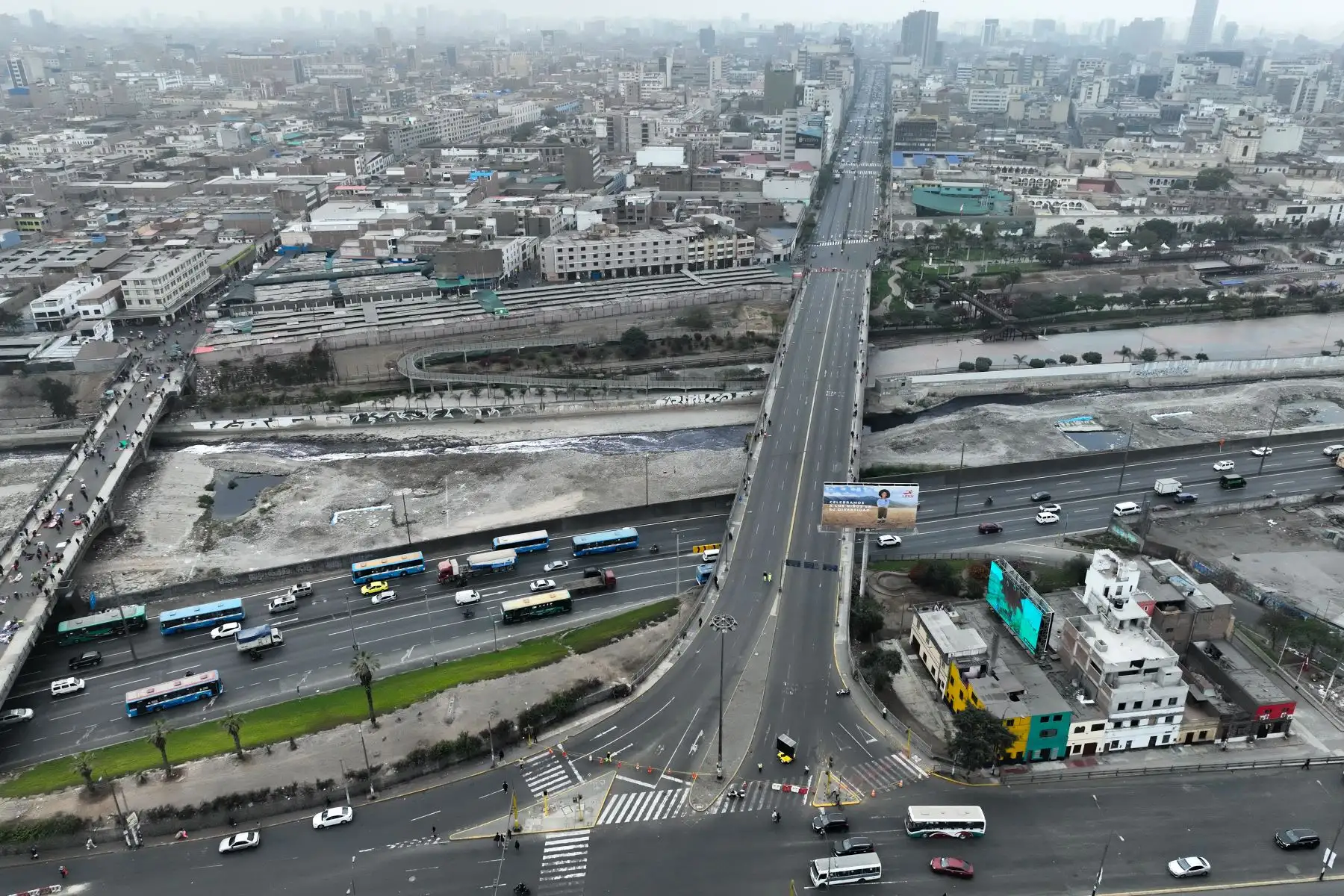 Emape ha decidido cerrar de manera total el tránsito vehicular en el puente Ricardo Palma, que interconecta el Centro de Lima con el distrito del Rímac, debido a que sus estructuras se encuentran en riesgo de colapso inminente.

Foto: ANDINA/Juan Carlos Guzmán Negrini