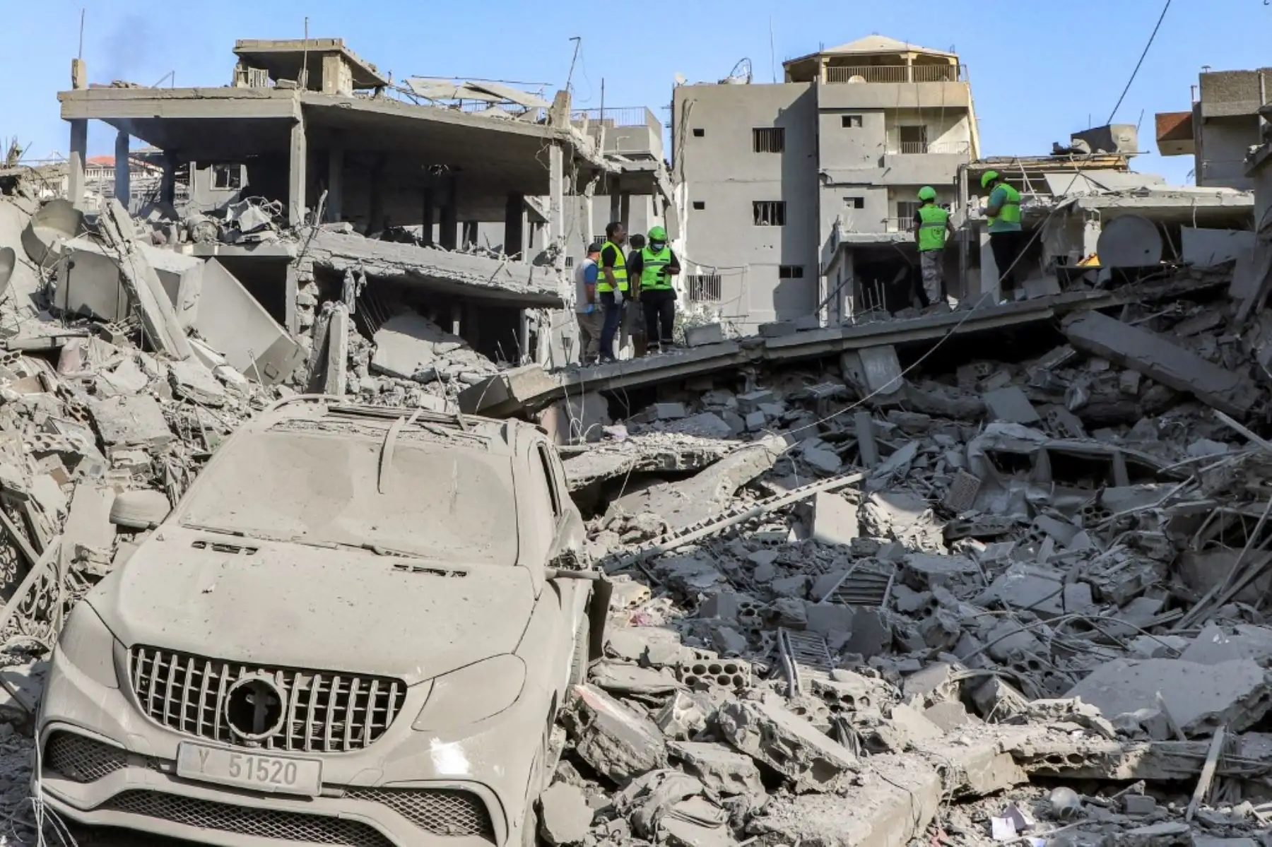 Miembros de la defensa civil buscan sobrevivientes entre los escombros de un edificio destruido en el lugar de un ataque aéreo israelí nocturno contra la aldea de Qana, en el sur del Líbano, el 16 de octubre de 2024. Foto: AFP