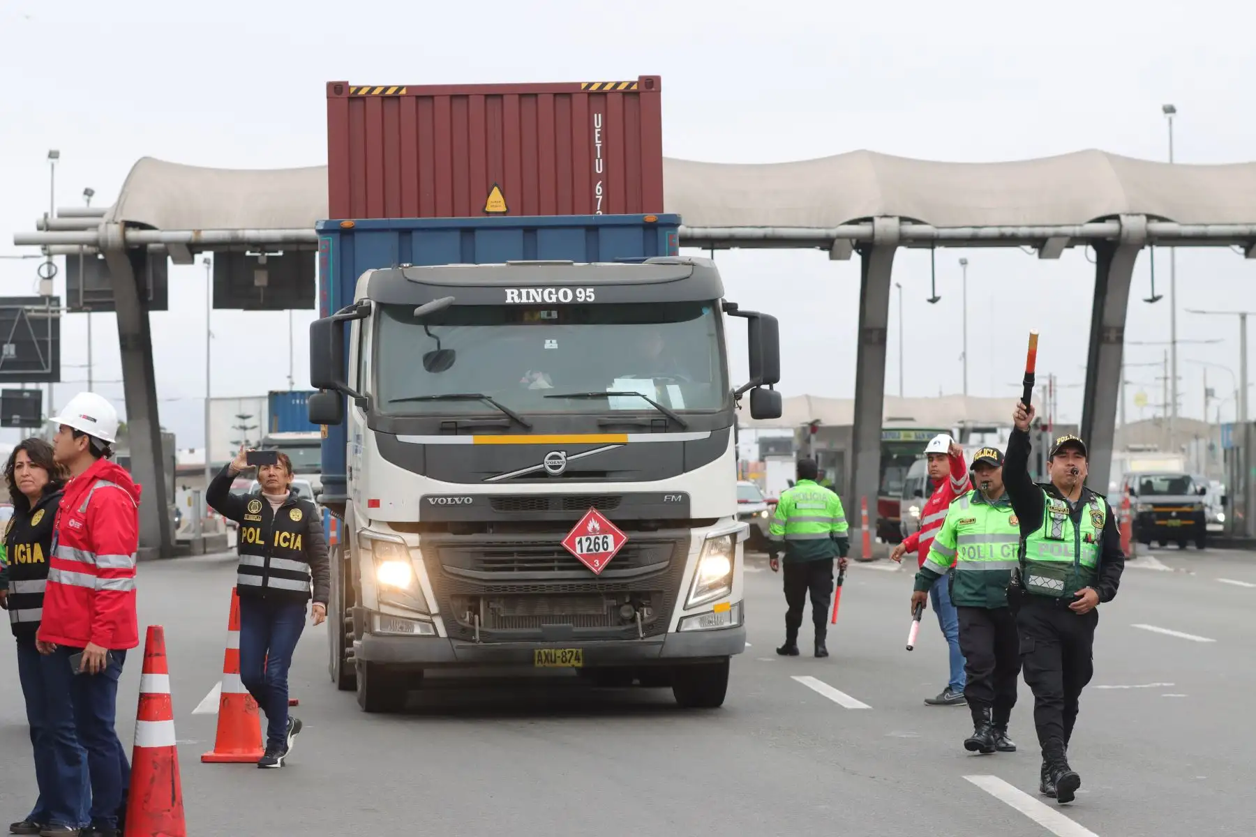 El transporte no autorizado es una infracción muy grave y se sanciona con una multa de S/5150, la retención de la licencia de conducir y el internamiento de la unidad a fin de salvaguardar la integridad de los usuarios. Foto: ANDINA/ Lino Chipana