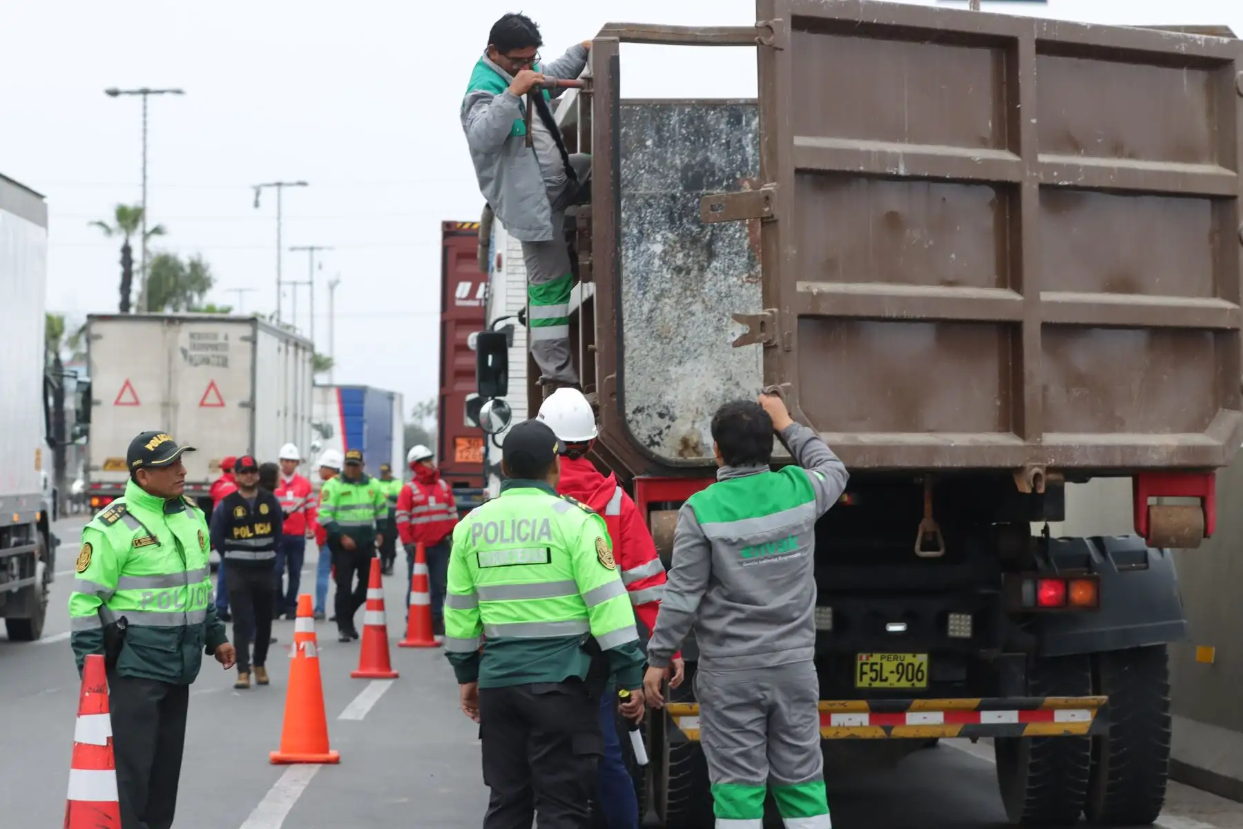 El transporte no autorizado es una infracción muy grave y se sanciona con una multa de S/5150, la retención de la licencia de conducir y el internamiento de la unidad a fin de salvaguardar la integridad de los usuarios. Foto: ANDINA/ Lino Chipana