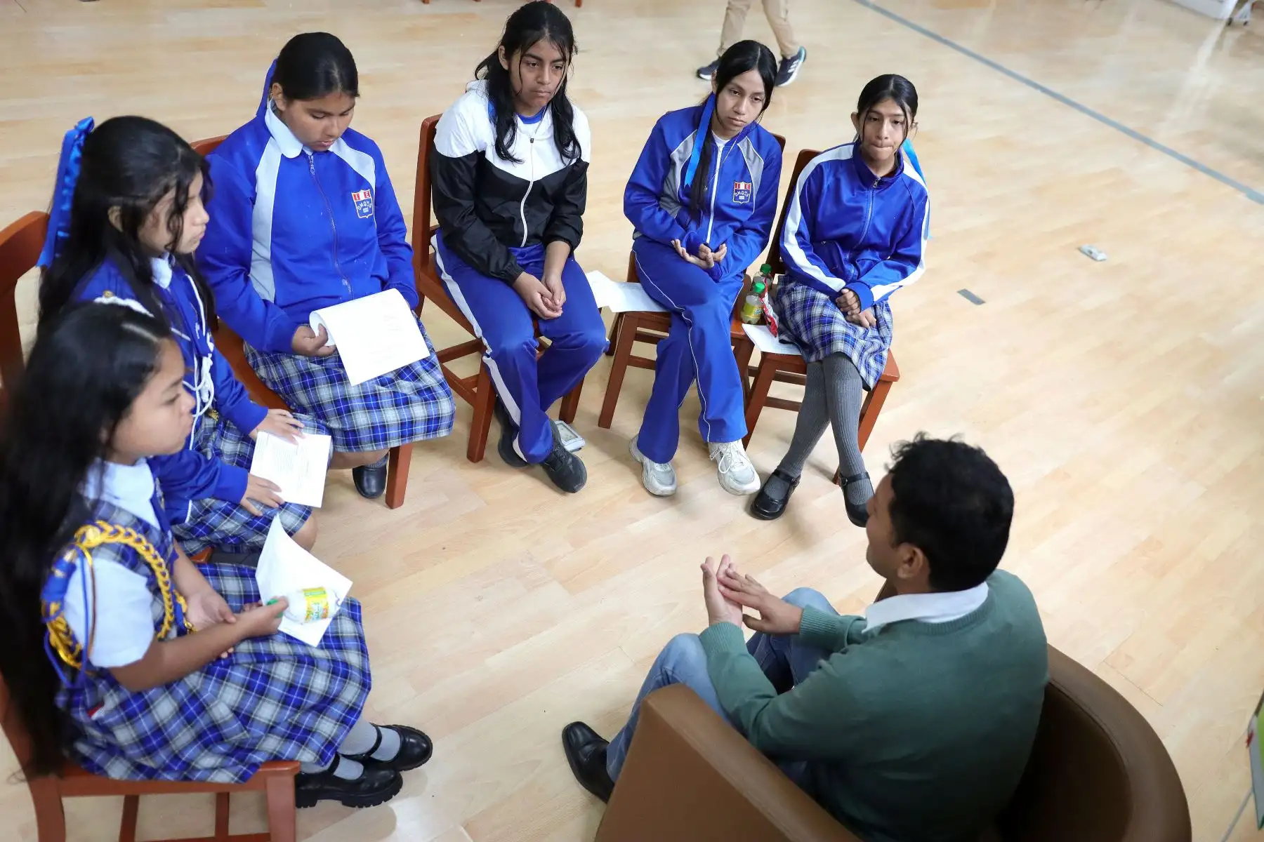 En el Día Nacional De La Persona con Discapacidad se organizó un encuentro de personas con discapacidad visual y estudiantes para conectar con sus testimonios de vida. La actividad fue denominada Bibliotecas humanas, un espacio donde los libros no son de hojas y tapas duras sino personas que te comparten sus historias y vivencias.
Foto : ANDINA / Lino Chipana.