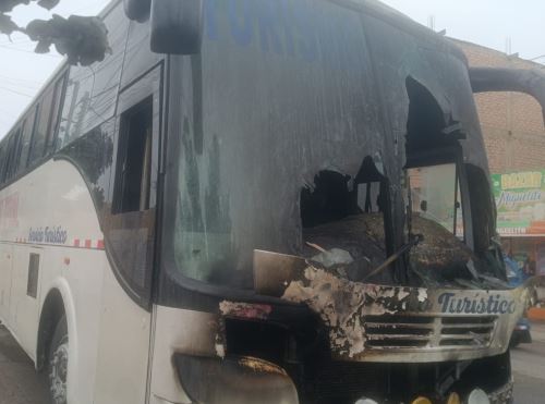 Así quedó el ómnibus de transporte de personal tras incendiarse cuando trasladaba a 40 trabajadores agrícolas. El incidente se produjo en el distrito de Santa María, en la provincia de Huaura, región Lima.