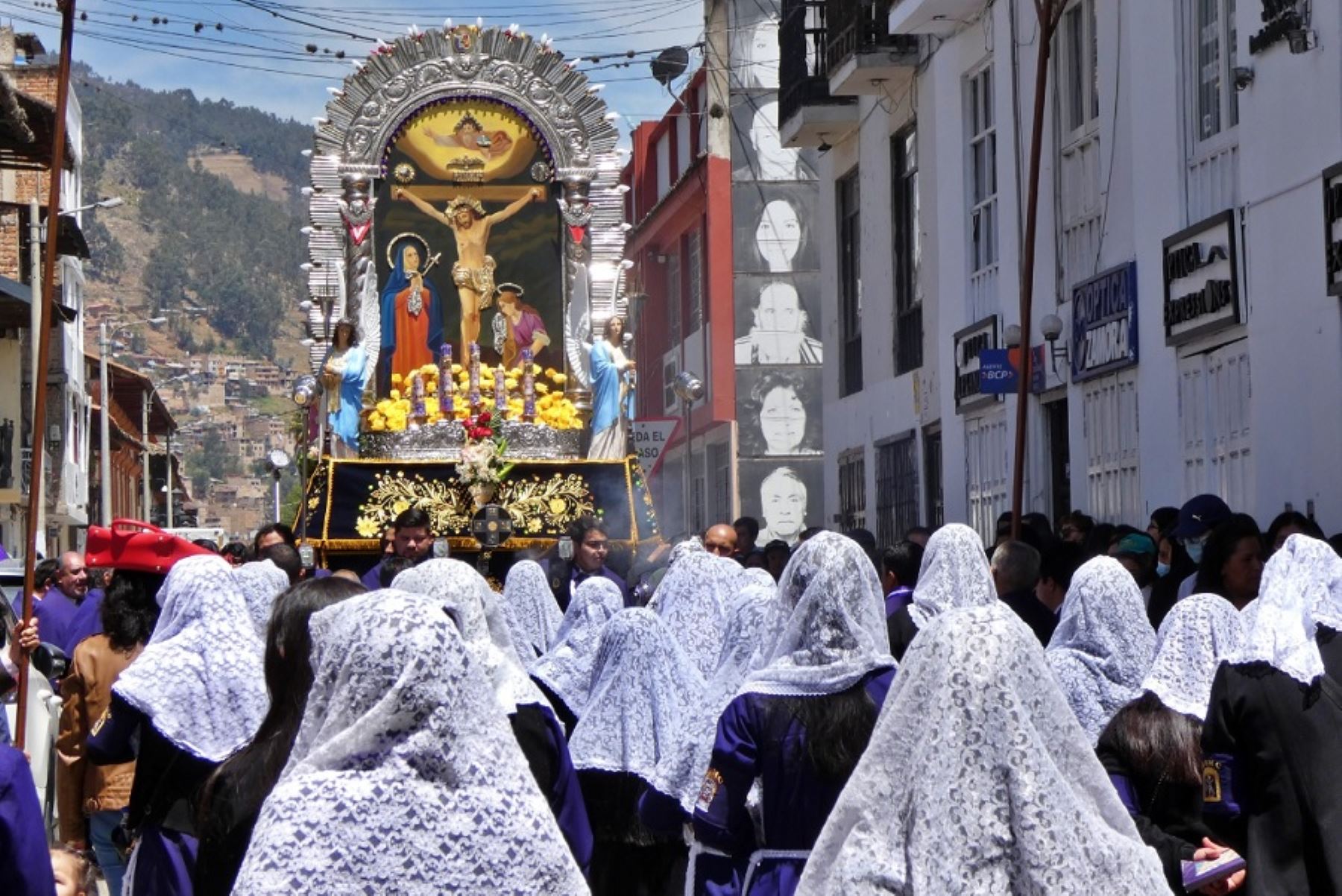 Fieles acompañan recorrido de la imagen del Señor de los Milagros en la ciudad de Arequipa. INTERNET/Medios