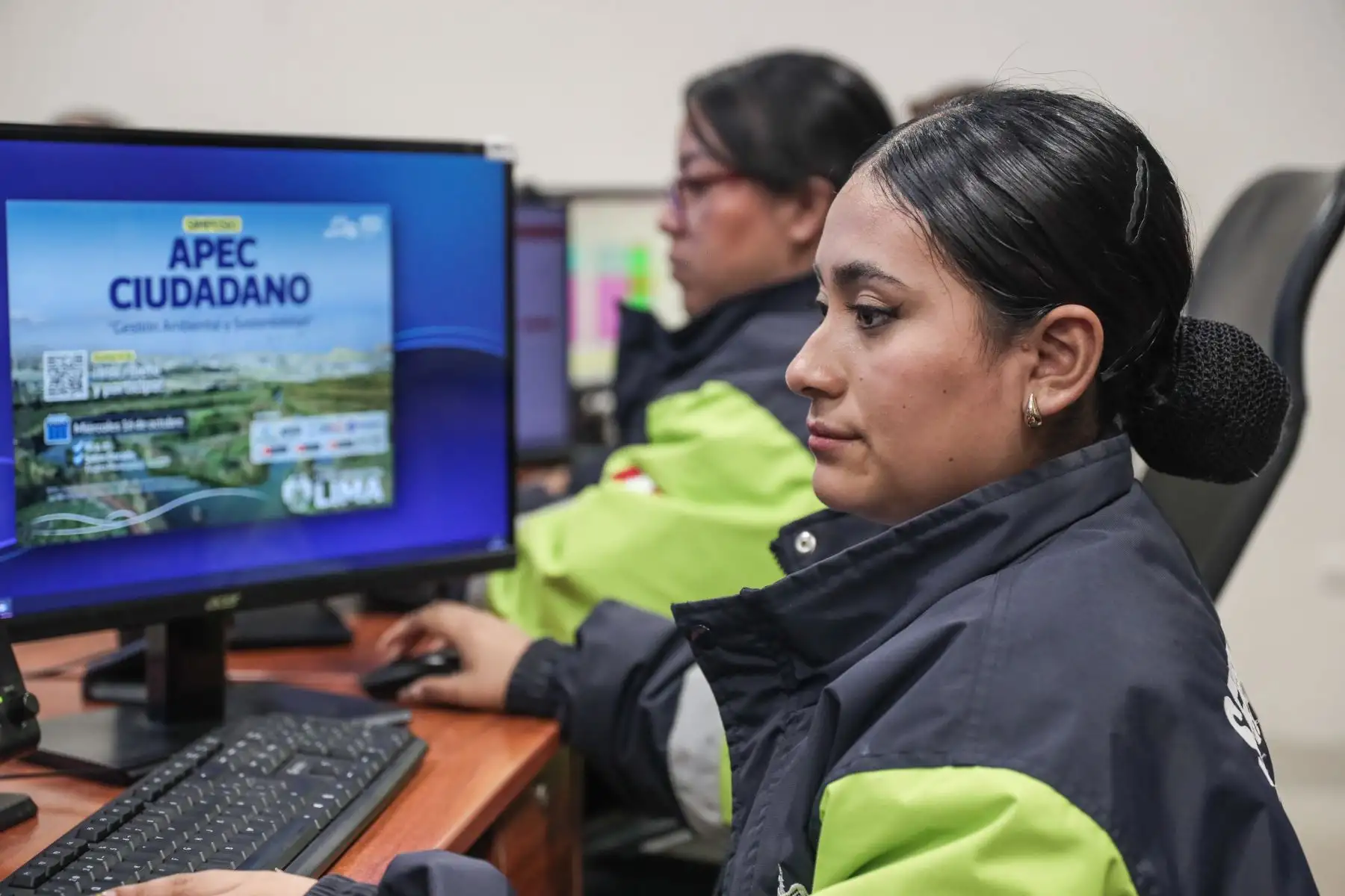 Operadora monitoreando la actividad a través de las cámaras de seguridad en el Centro Integrado de Comunicaciones. Foto: ANDINA/ Connie Calderon