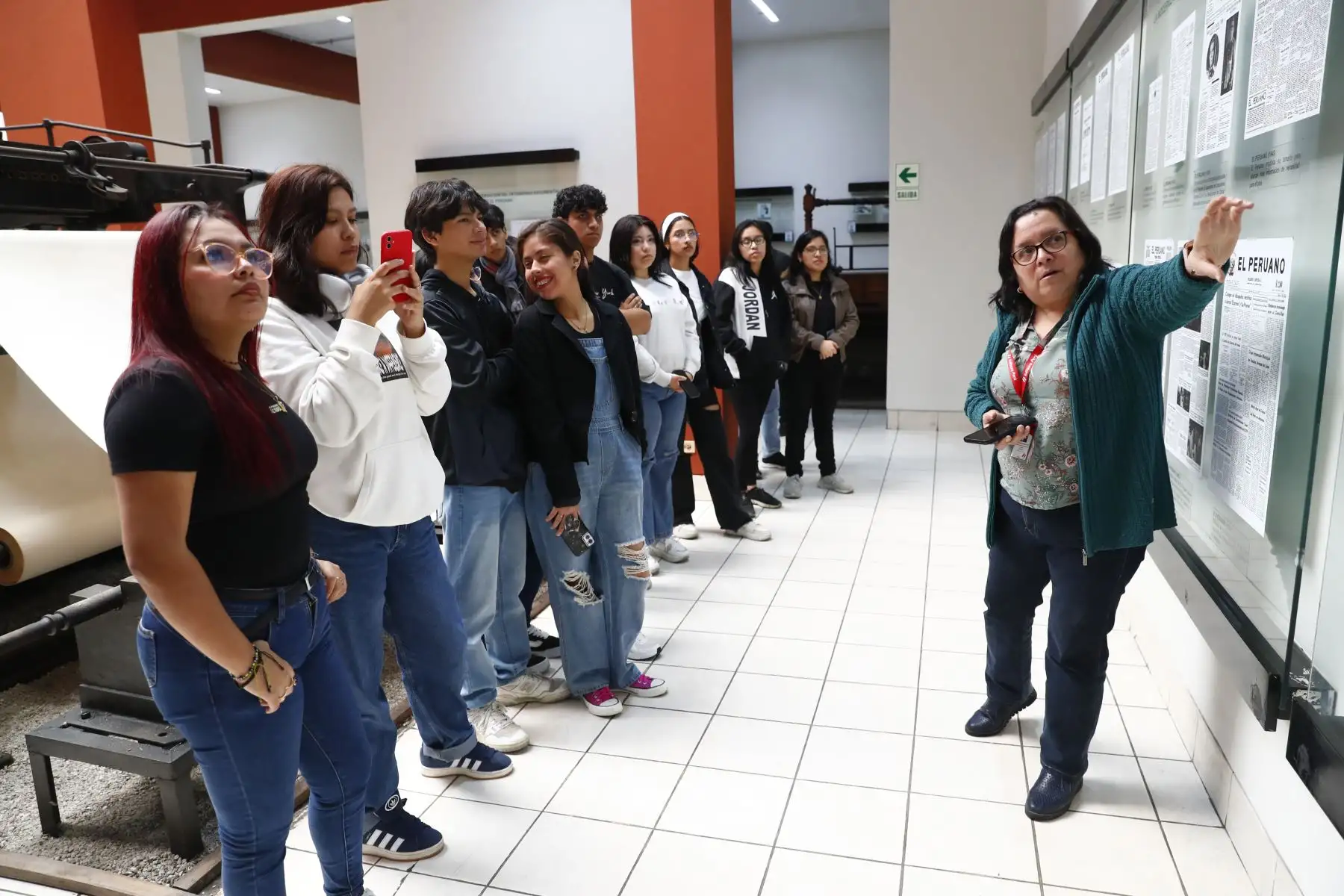 Estudiantes de cuarto ciclo de Ciencias de la Comunicación de la Universidad César Vallejo - Sede Callao, del curso de Producción y Realización Audiovisual, visitaron las instalaciones del Diario El Peruano y de la Agencia Andina para conocer el Museo Gráfico de Editora Perú y participar en la iniciativa Vive Andina, en donde periodistas de ambos medios de comunicación comparten sus experiencias con los estudiantes. Foto: ANDINA/Daniel Bracamonte
