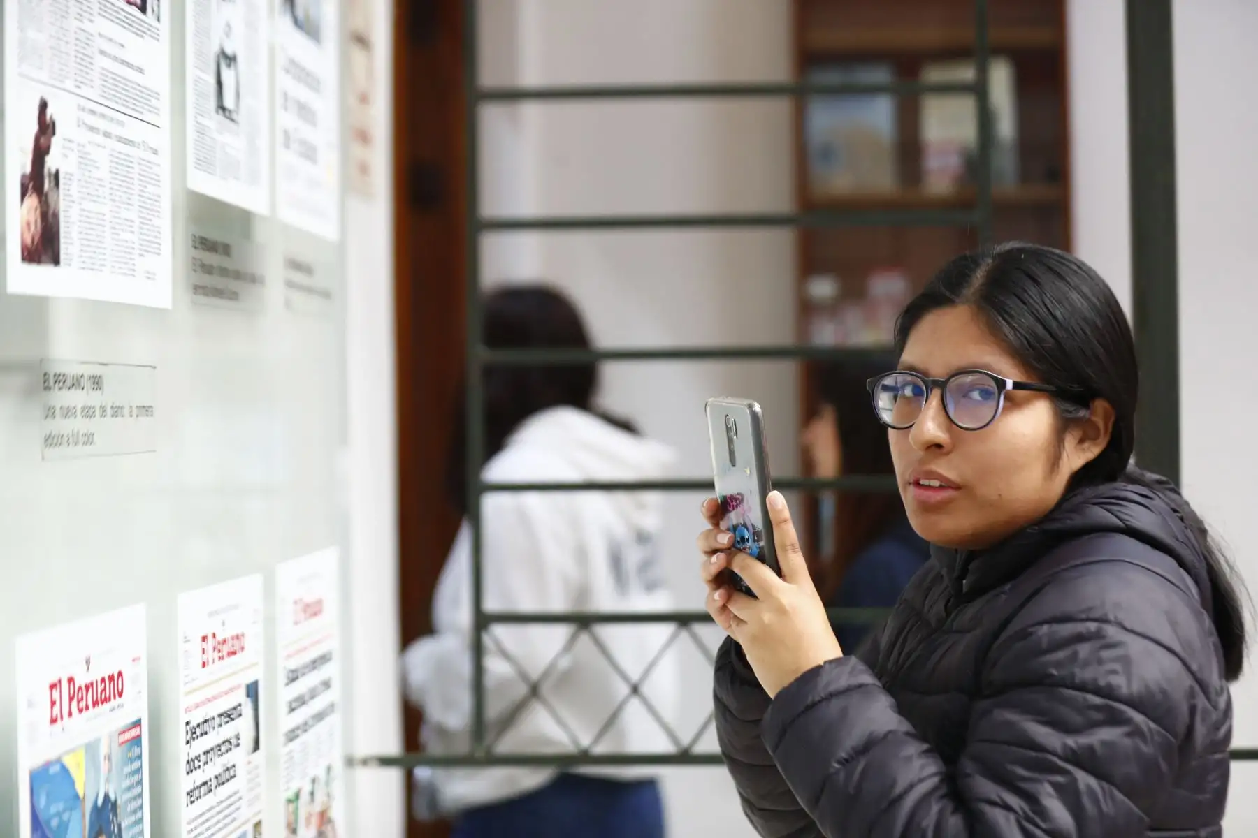 Estudiantes de cuarto ciclo de Ciencias de la Comunicación de la Universidad César Vallejo - Sede Callao, del curso de Producción y Realización Audiovisual, visitaron las instalaciones del Diario El Peruano y de la Agencia Andina para conocer el Museo Gráfico de Editora Perú y participar en la iniciativa Vive Andina, en donde periodistas de ambos medios de comunicación comparten sus experiencias con los estudiantes. Foto: ANDINA/Daniel Bracamonte