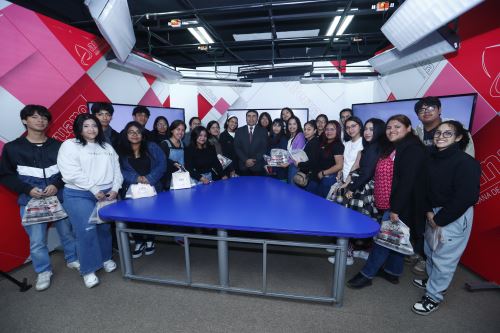 Estudiantes de la Universidad César Vallejo visitaron Editora Perú para participar en el proyecto Vive Andina