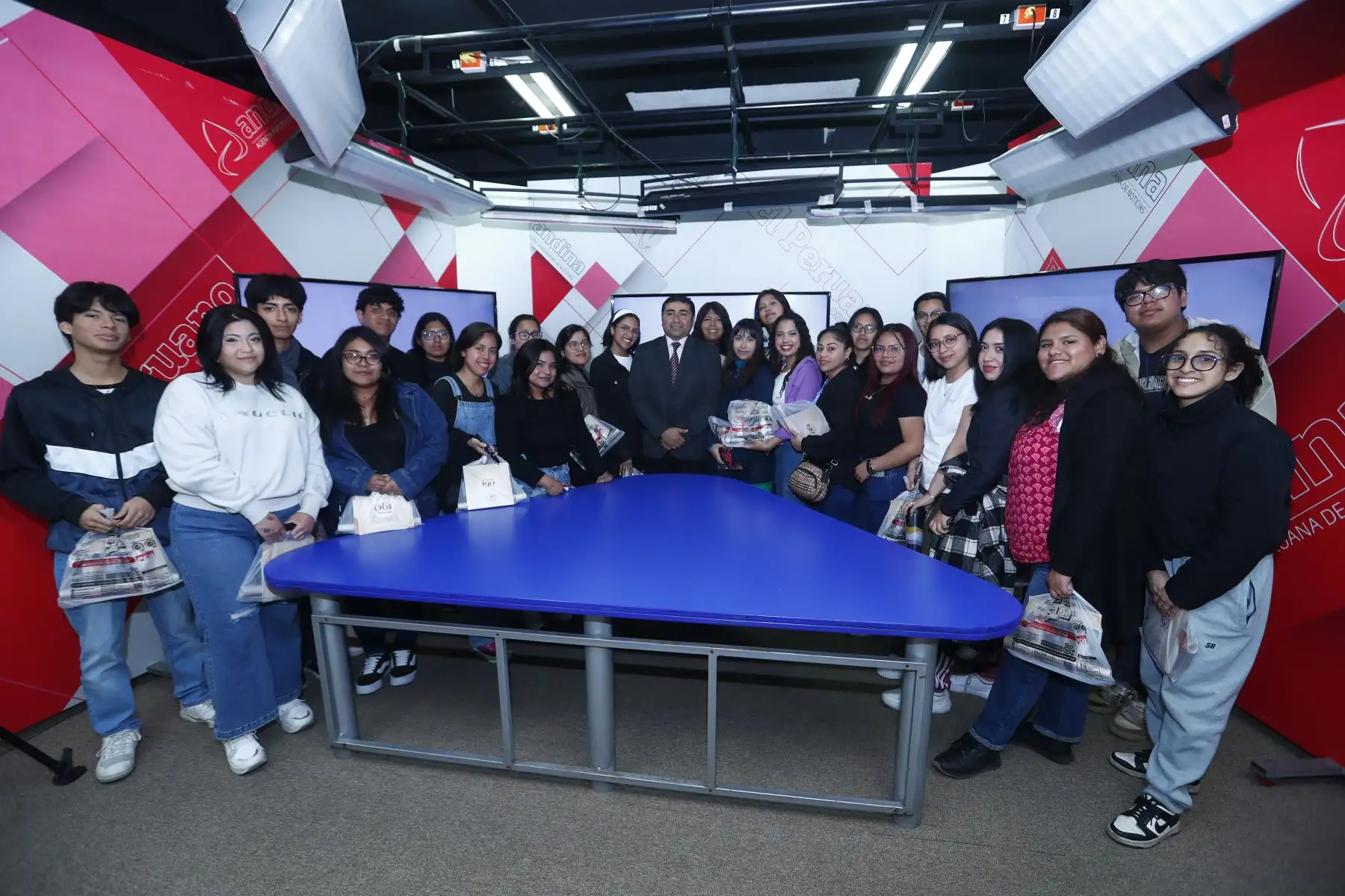 Estudiantes de cuarto ciclo de Ciencias de la Comunicación de la Universidad César Vallejo - Sede Callao, del curso de Producción y Realización Audiovisual, visitaron las instalaciones del Diario El Peruano y de la Agencia Andina para conocer el Museo Gráfico de Editora Perú y participar en la iniciativa Vive Andina, en donde periodistas de ambos medios de comunicación comparten sus experiencias con los estudiantes. Foto: ANDINA/Daniel Bracamonte