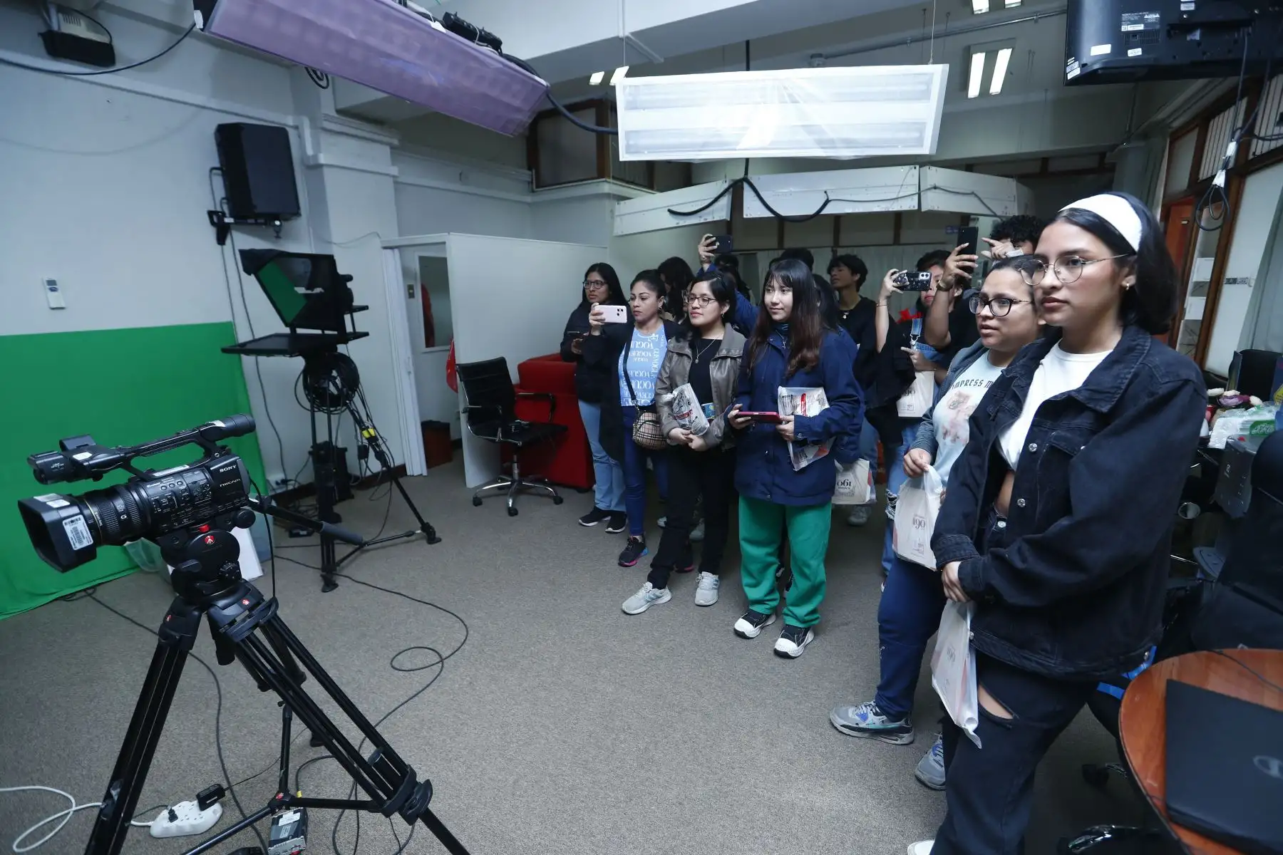 Estudiantes de cuarto ciclo de Ciencias de la Comunicación de la Universidad César Vallejo - Sede Callao, del curso de Producción y Realización Audiovisual, visitaron las instalaciones del Diario El Peruano y de la Agencia Andina para conocer el Museo Gráfico de Editora Perú y participar en la iniciativa Vive Andina, en donde periodistas de ambos medios de comunicación comparten sus experiencias con los estudiantes. Foto: ANDINA/Daniel Bracamonte