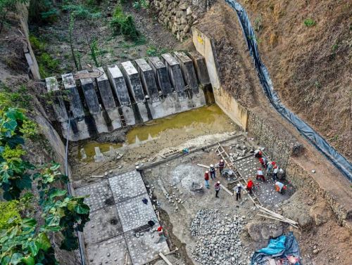 En diciembre de este año culminarán los trabajos de la obra que busca reducir el impacto de huaicos en la cuenca del río Quellomayo, ubicada en el distrito de Quellouno, en la provincia cusqueña de La Convención. ANDINA/Difusión