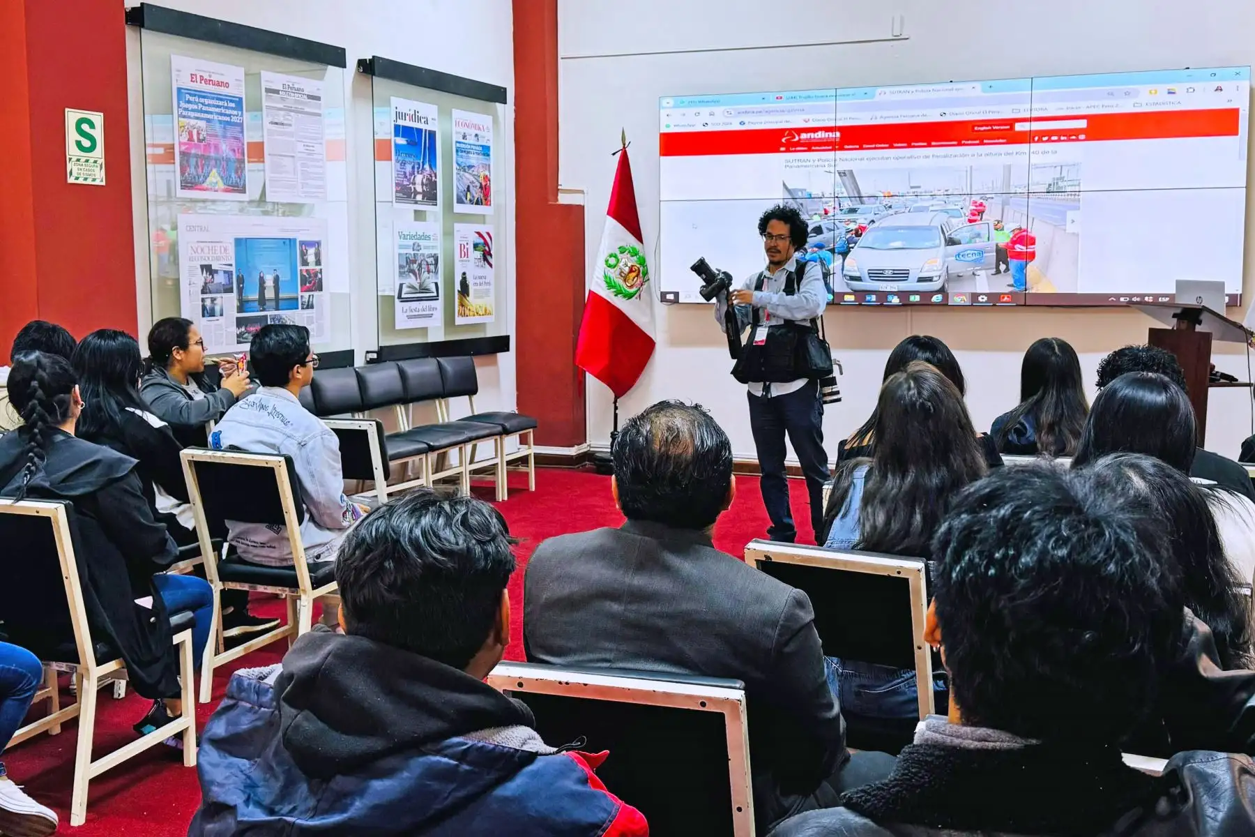 Estudiantes de cuarto ciclo de Ciencias de la Comunicación de la Universidad César Vallejo - Sede Callao, del curso de Producción y Realización Audiovisual, visitaron las instalaciones del Diario El Peruano y de la Agencia Andina para conocer el Museo Gráfico de Editora Perú y participar en la iniciativa Vive Andina, en donde periodistas de ambos medios de comunicación comparten sus experiencias con los estudiantes. Foto: ANDINA/Braian Reyna
