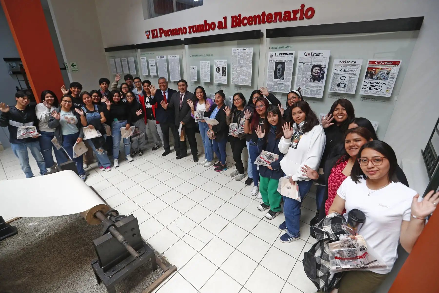Estudiantes de cuarto ciclo de Ciencias de la Comunicación de la Universidad César Vallejo - Sede Callao, del curso de Producción y Realización Audiovisual, visitaron las instalaciones del Diario El Peruano y de la Agencia Andina para conocer el Museo Gráfico de Editora Perú y participar en la iniciativa Vive Andina, en donde periodistas de ambos medios de comunicación comparten sus experiencias con los estudiantes. Foto: ANDINA/Daniel Bracamonte