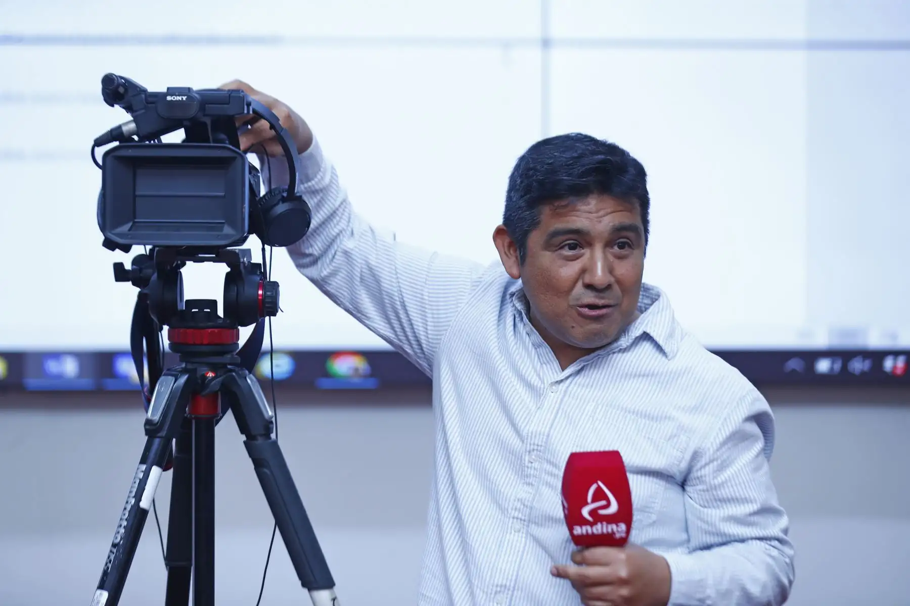 Estudiantes de cuarto ciclo de Ciencias de la Comunicación de la Universidad César Vallejo - Sede Callao, del curso de Producción y Realización Audiovisual, visitaron las instalaciones del Diario El Peruano y de la Agencia Andina para conocer el Museo Gráfico de Editora Perú y participar en la iniciativa Vive Andina, en donde periodistas de ambos medios de comunicación comparten sus experiencias con los estudiantes. Foto: ANDINA/Daniel Bracamonte