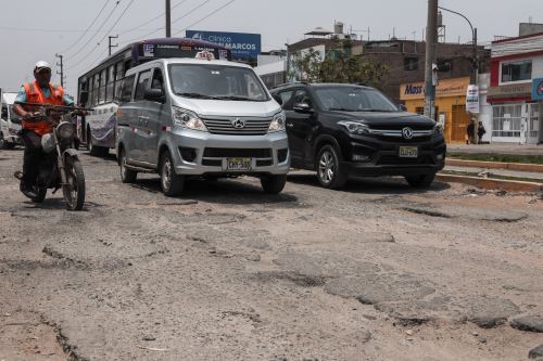 Son numerosas las vías sin capa asfáltica y huecos profundos que se han convertido en un dolor de cabeza para los miles de transportistas que circulan por el distrito más grande de la capital.Foto: ANDINA/ Connie Calderon