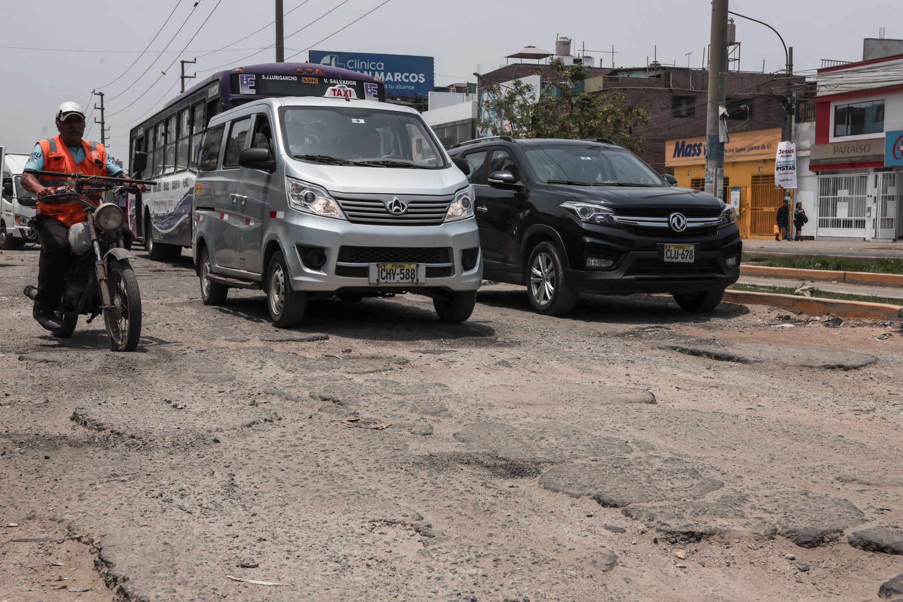 Son numerosas las vías sin capa asfáltica y huecos profundos que se han convertido en un dolor de cabeza para los miles de transportistas que circulan por el distrito más grande de la capital.Foto: ANDINA/ Connie Calderon