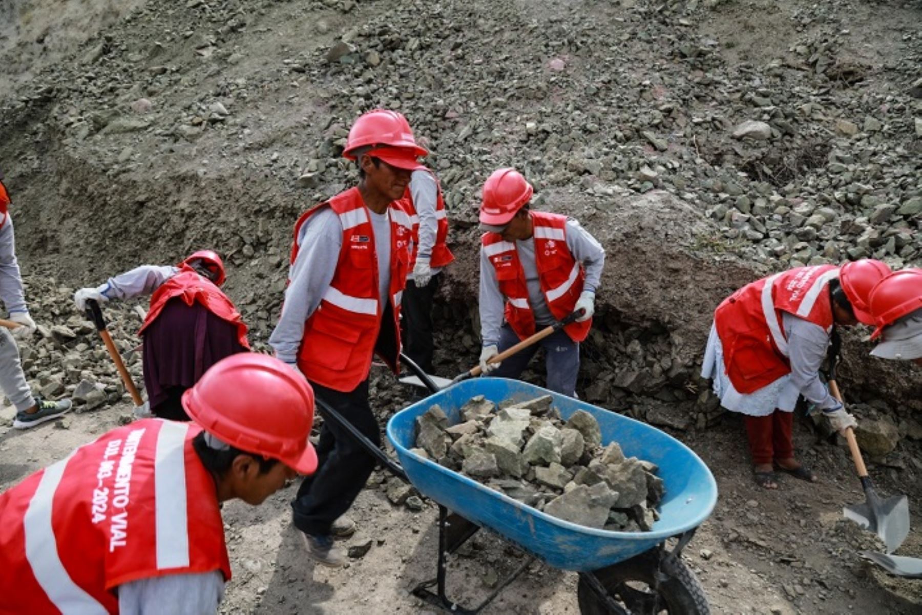 Foncodes realiza mantenimiento de vias carrozables en beneficio de centros poblados de 13 distritos la región Ayacucho.