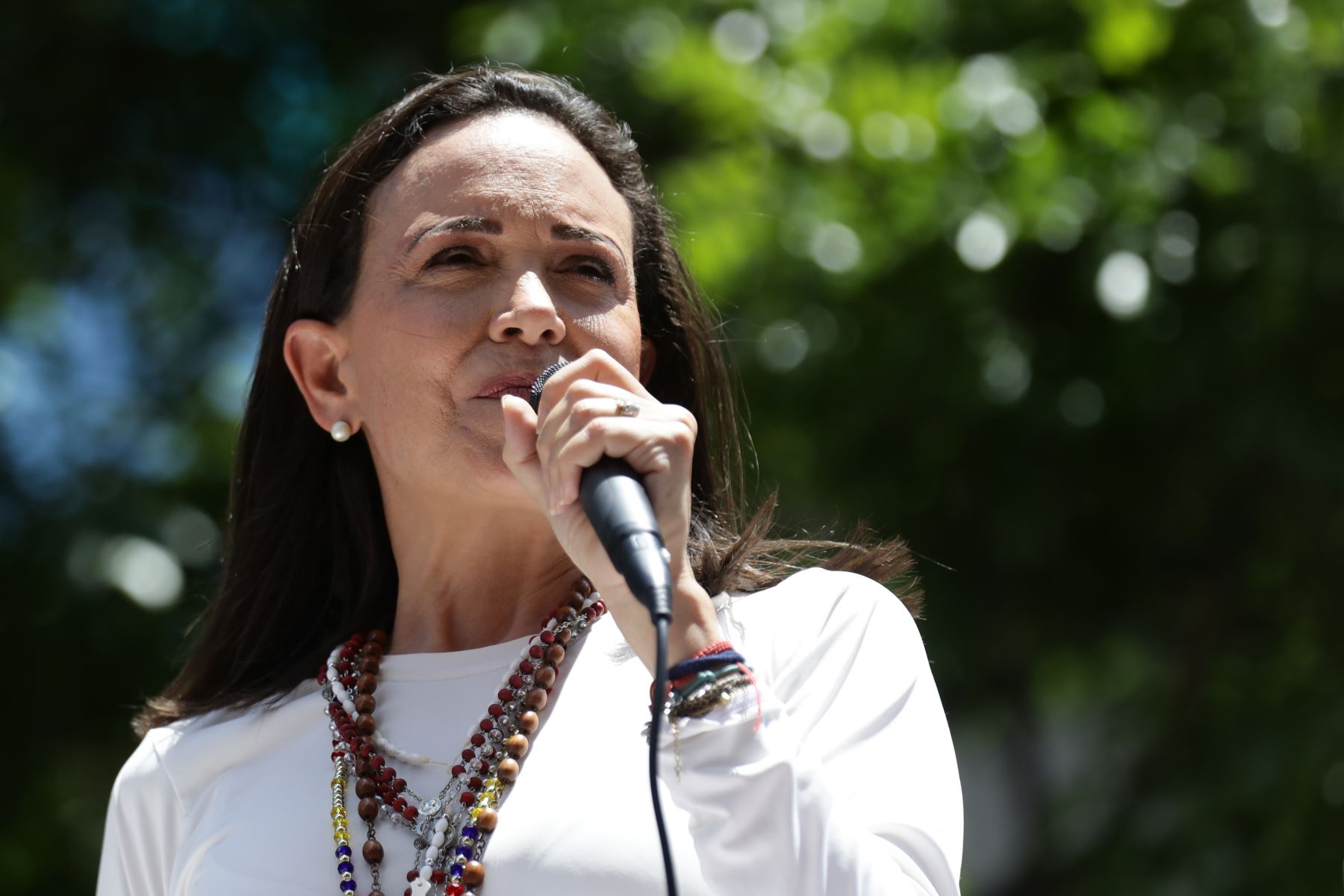 "Los venezolanos saben que estoy aquí en Venezuela, la gente lo sabe y Nicolás Maduro también lo sabe. Lo que pasa es que están desesperados por saber dónde estoy, y yo no les voy a dar ese gusto", aseguró María Corina Machado. Foto: EFE