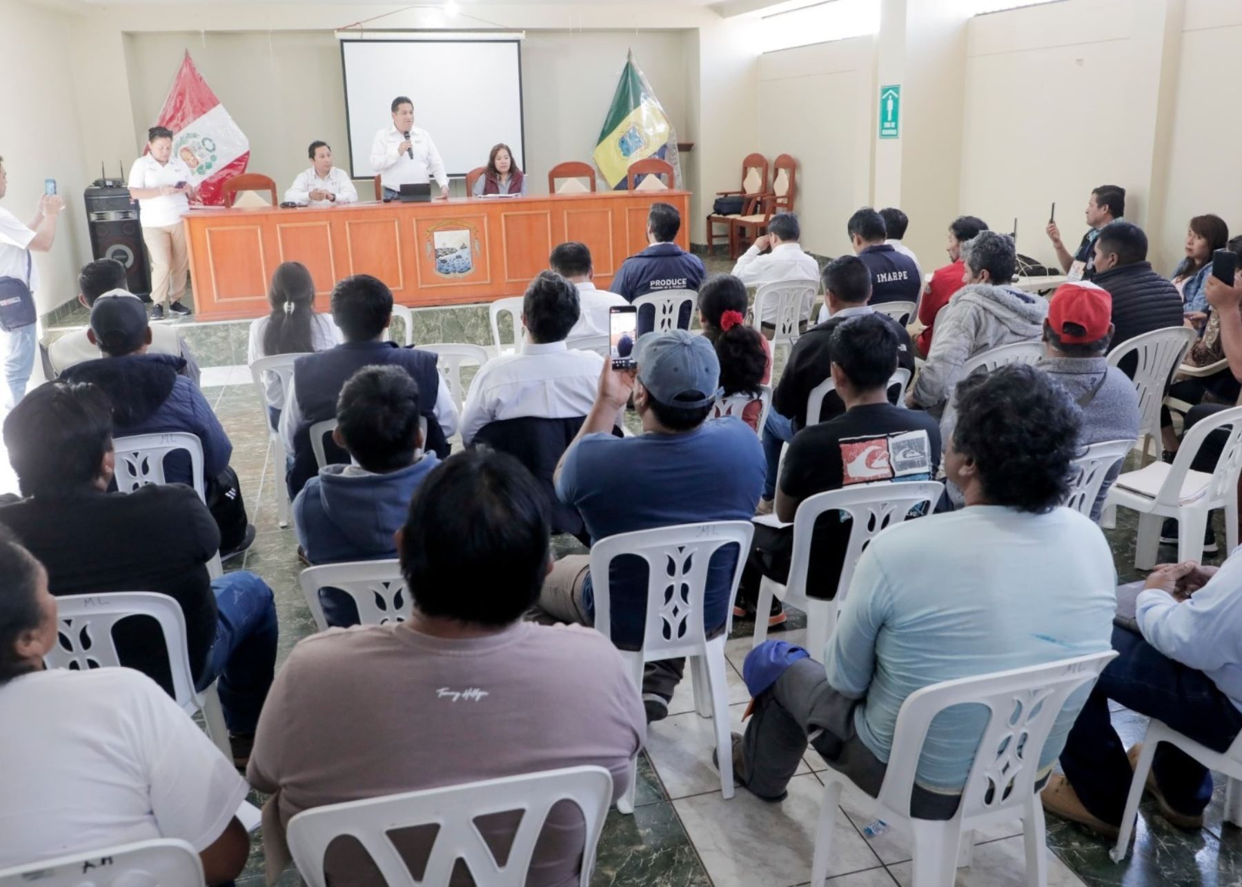 Viceministro de Pesca y Acuicultura, Jesús Barrientos, se reunió con pescadores artesanales del distrito de Las Lomas, en Arequipa, para abordar estrategias para la gestión responsable de los recursos marinos de la zona. ANDINA/Difusión