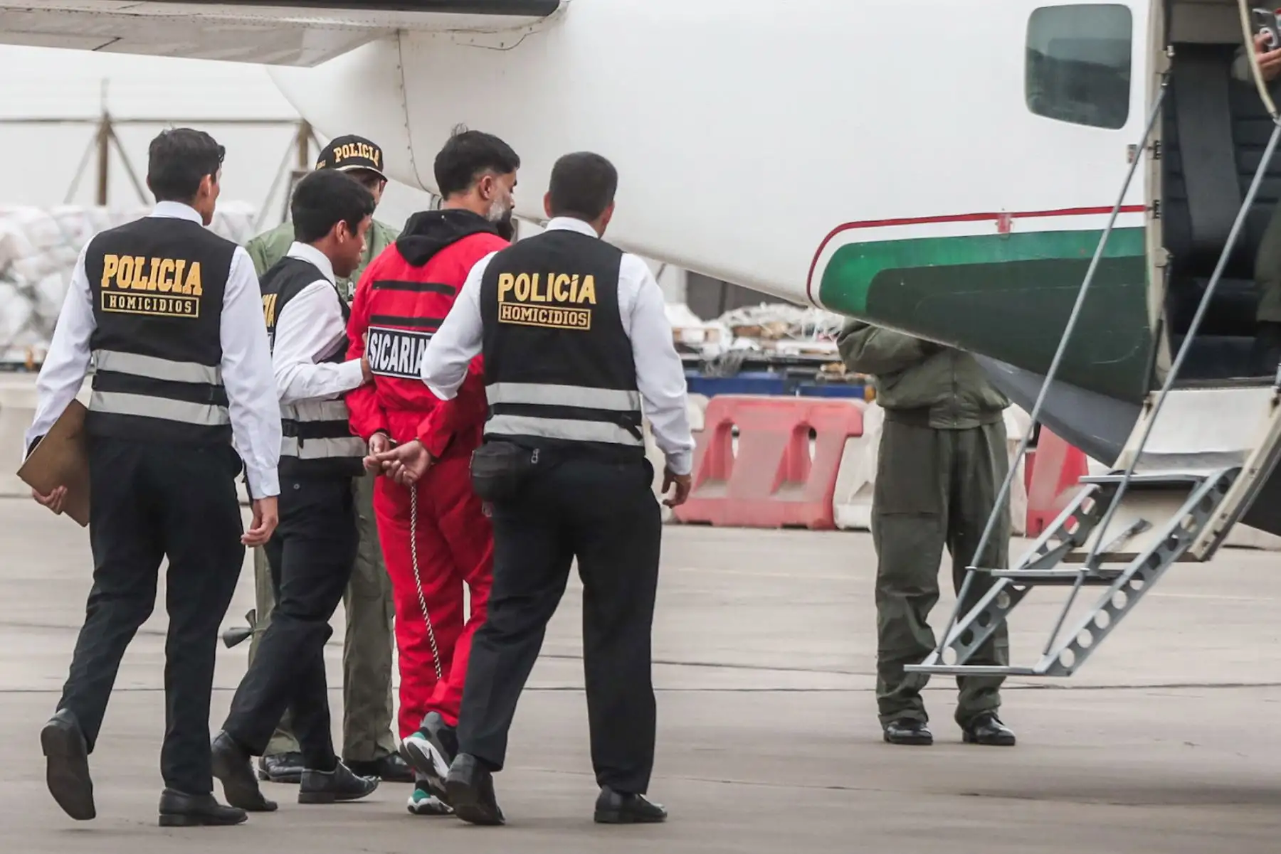 Policía Nacional del Perú expulsa del país a ciudadano venezolano Ángel García Hernández, identificado como miembro activo de la Organización Criminal Transnacional "Tren de Aragua, quien registra Código Rojo emitido por Interpol Chile. Foto: ANDINA/ Connie Calderon