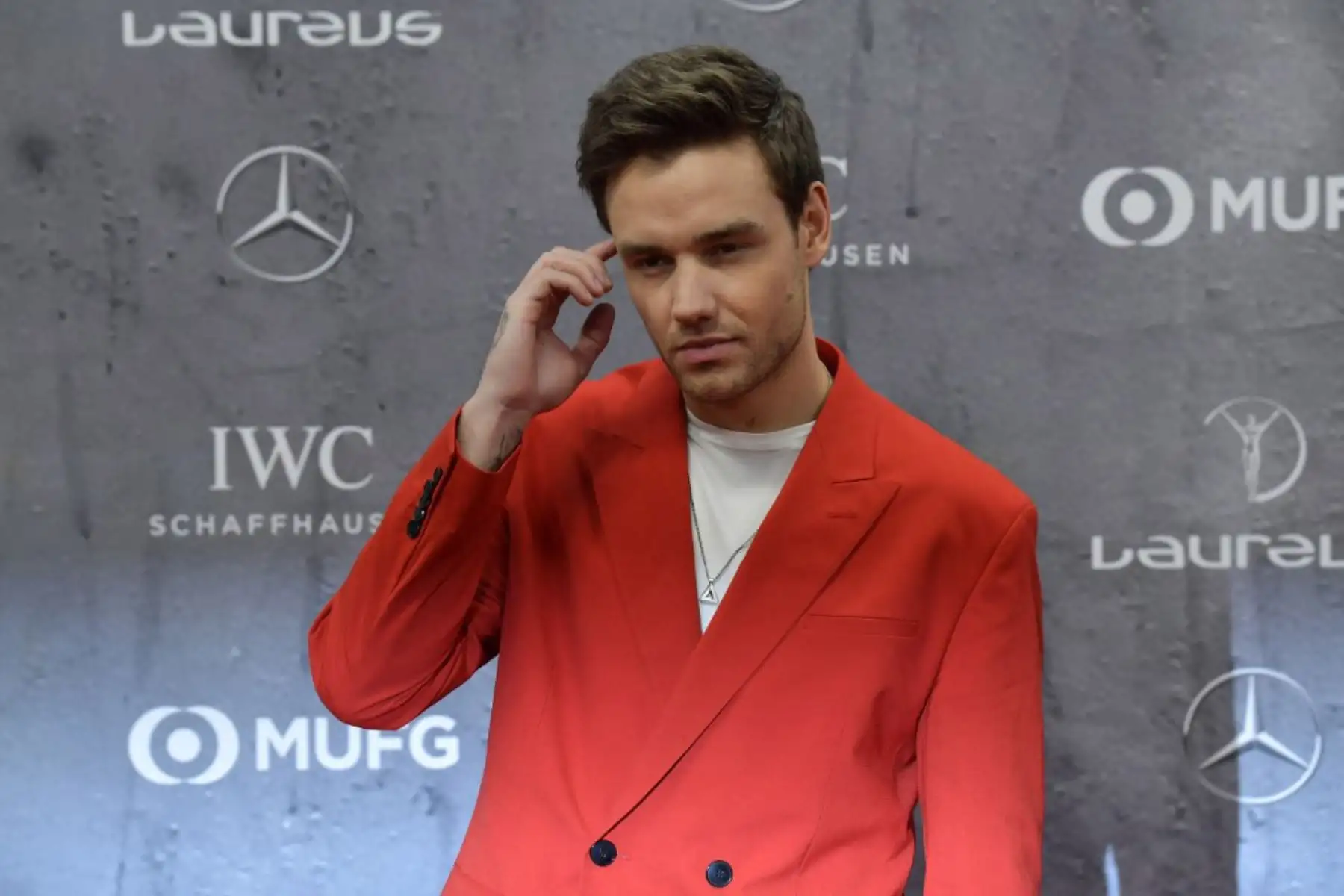 Decenas de fans de Payne se congregaron apenas conocida la noticia de su muerte en las afueras del hotel Casa Sur en la capital argentina y algunos permanecieron allí hasta altas horas de la noche. El jueves por la mañana podían verse frente al lugar flores y carteles que decían "descansa en paz" o "me acompañaste siempre". Foto: AFP