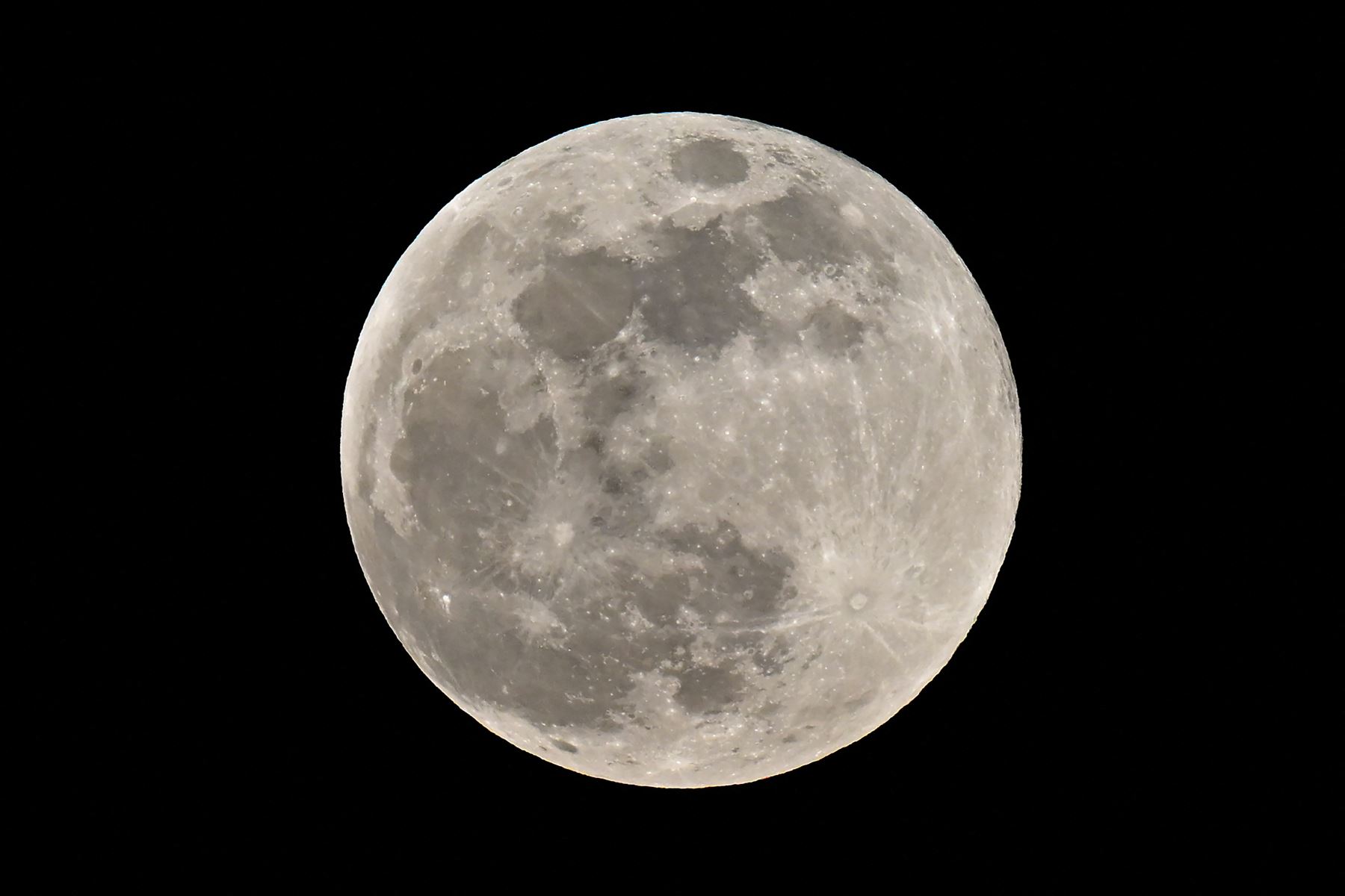 Una superluna se eleva sobre Dambulla

Foto:AFP