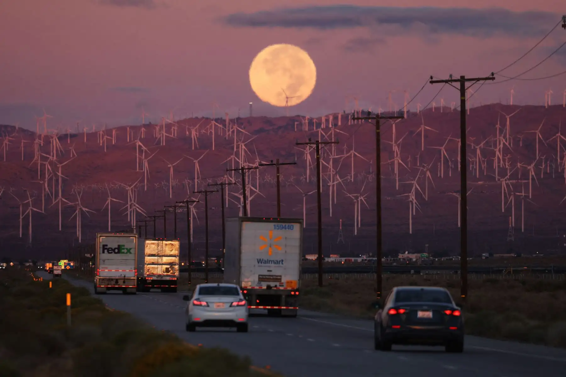 La luna de un cazador se pone sobre Mojave, California, el 17 de octubre de 2024. Según el Old Farmer