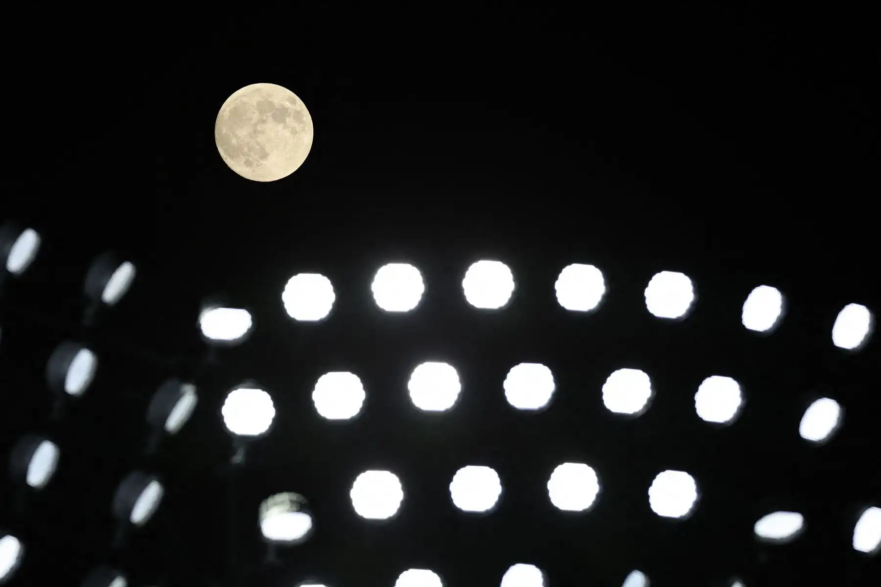 Una vista general de la luna saliendo sobre el estadio antes del tercer juego de la Serie de Campeonato de la Liga Nacional entre los Dodgers de Los Ángeles y los Mets de Nueva York en el Citi Field

Foto:AFP