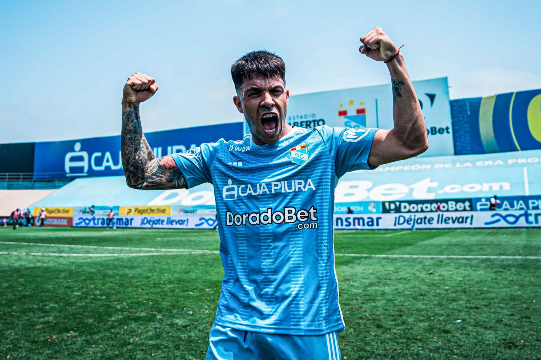 Santiago González celebrando el triunfo con Sporting Cristal