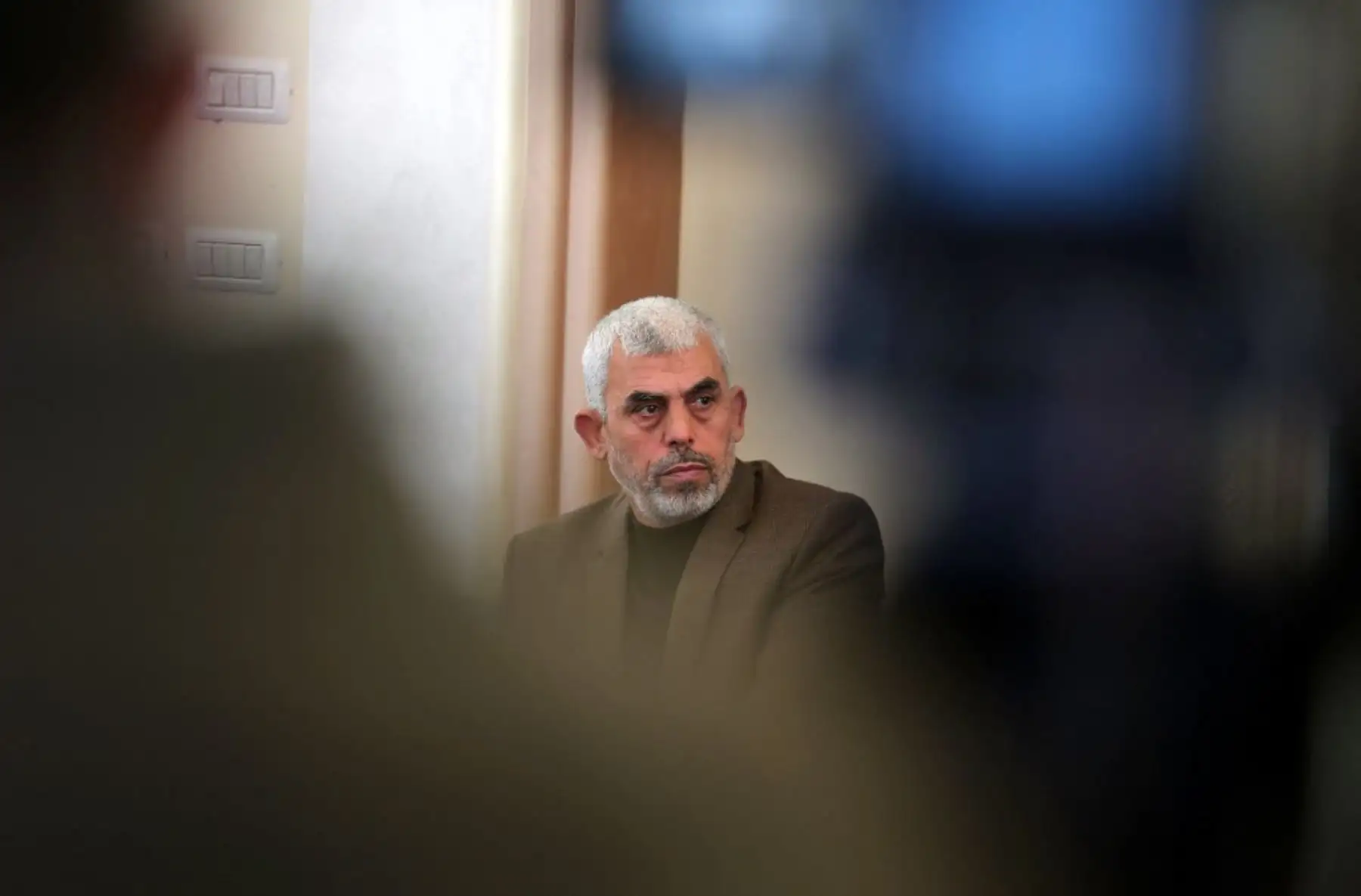 Yahya Sinwar, el nuevo líder de Hamás en la Franja de Gaza, asiste a la inauguración de una nueva mezquita en la ciudad de Rafah, en el sur de la Franja de Gaza, el 24 de febrero de 2017. Foto: AFP
