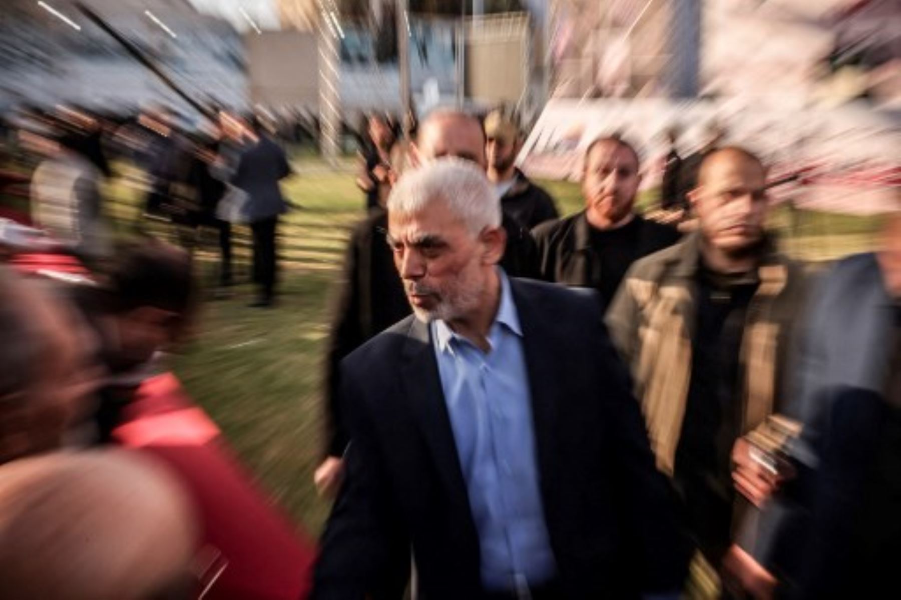 Yahya Sinwar , el jefe del movimiento islamista palestino Hamás en la Franja de Gaza, saluda a sus partidarios cuando llega para asistir a una manifestación para conmemorar el Día de Al-Quds (Jerusalén), una conmemoración en apoyo del pueblo palestino que se celebra anualmente el último viernes de el mes de ayuno musulmán del Ramadán, en la ciudad de Gaza, el 14 de abril de 2023.  Foto: AFP