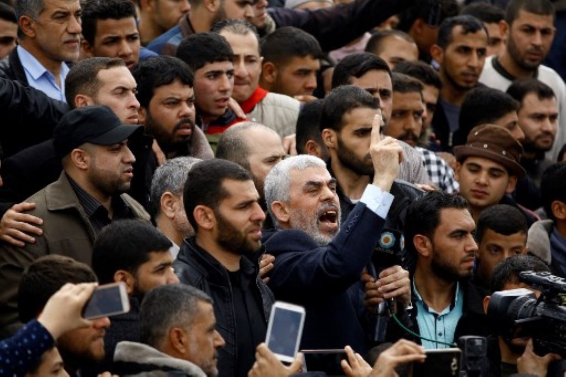 El líder del movimiento islamista Hamas, Yahya Sinwar (C), grita consignas mientras participa en una protesta en una ciudad de tiendas de campaña cerca de la frontera con Israel al este de Jabalia, en el norte de la franja de Gaza, el 30 de marzo de 2018 para conmemorar el Día de la Tierra. Foto: AFP