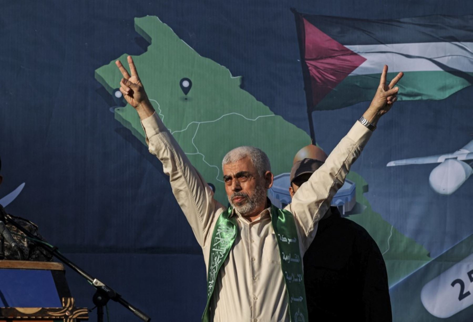 Yahya Sinwar, líder del movimiento palestino Hamas, hace gestos en el escenario durante una manifestación en la ciudad de Gaza el 24 de mayo de 2021.Foto: AFP