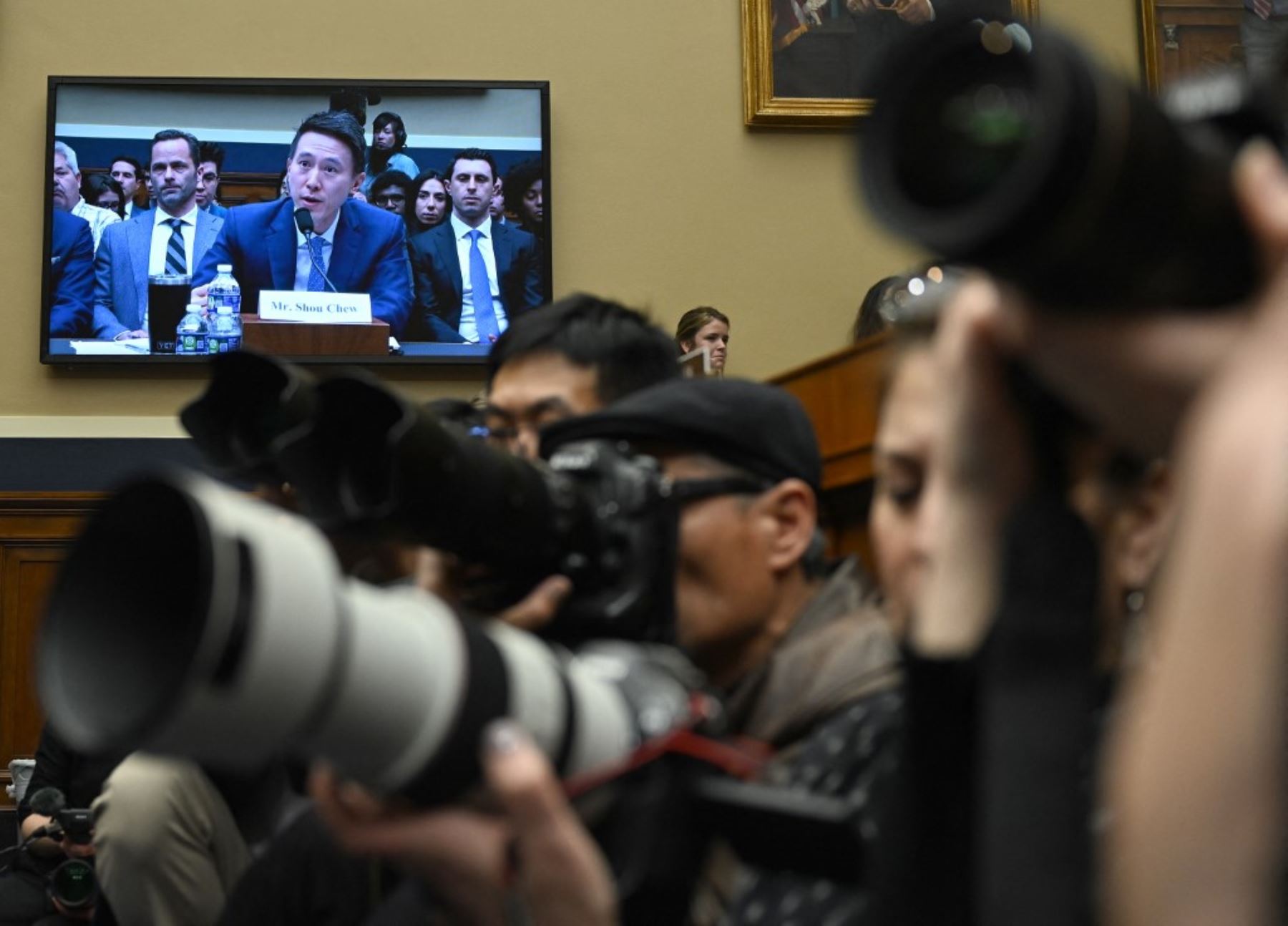 El director ejecutivo de Tik Tok, Shou Zi Chew (en la pantalla), testifica ante la audiencia del Comité de Energía y Comercio de la Cámara de Representantes sobre "Tik Tok: cómo el Congreso puede proteger la privacidad de los datos estadounidenses y proteger a los niños de los daños en línea", en el Capitolio, el 23 de marzo de 2023, en Washington, DC. (Foto de Jim WATSON / AFP)