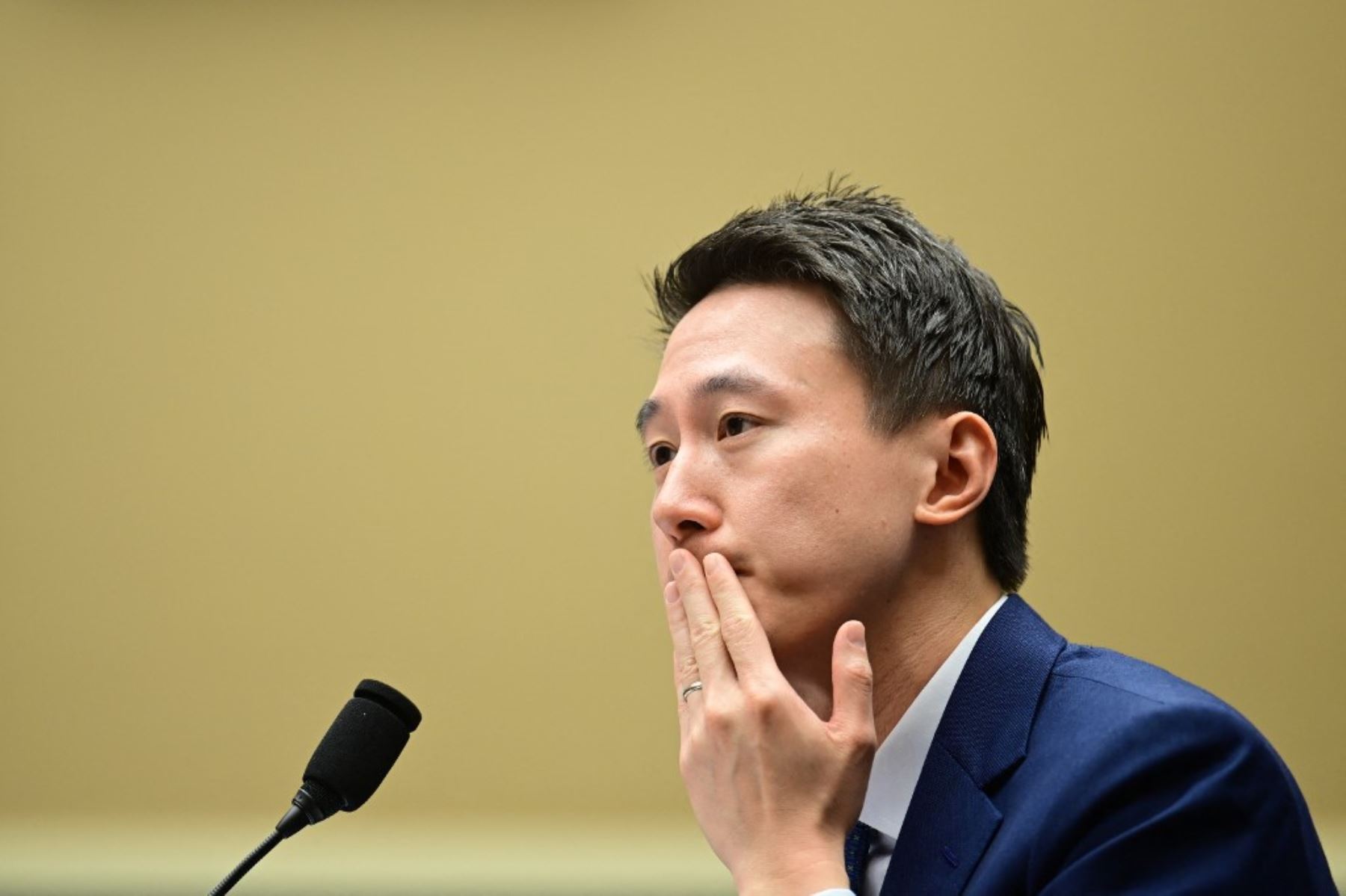 El director ejecutivo de Tik Tok, Shou Zi Chew, testifica ante la audiencia del Comité de Energía y Comercio de la Cámara de Representantes sobre "Tik Tok: cómo el Congreso puede proteger la privacidad de los datos estadounidenses y proteger a los niños de los daños en línea", en el Capitolio, el 23 de marzo de 2023, en Washington, DC. (Foto de Jim WATSON / AFP)